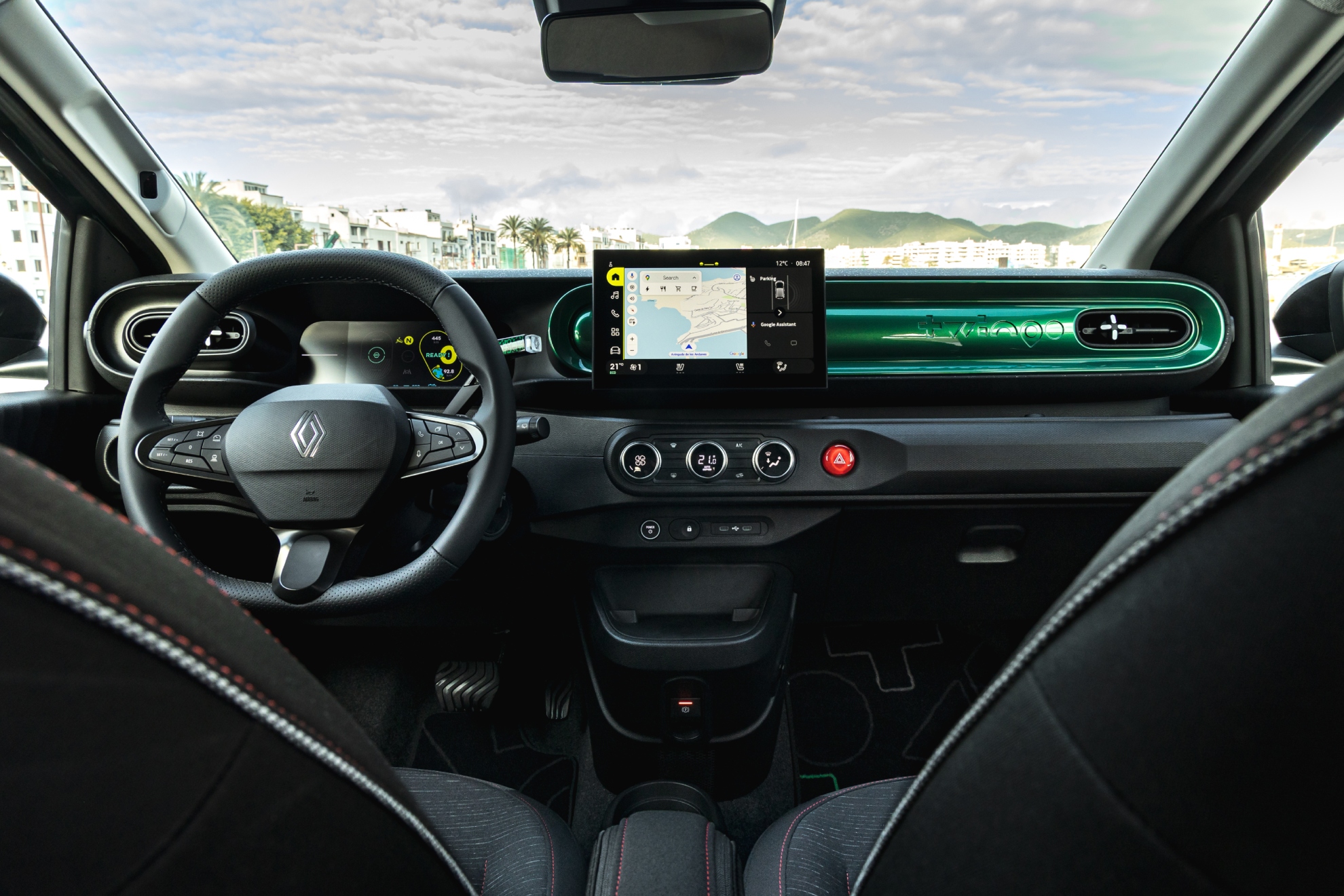El interior del Twingo no está mal en cuanto a diseño, pero los materiales son justitos.