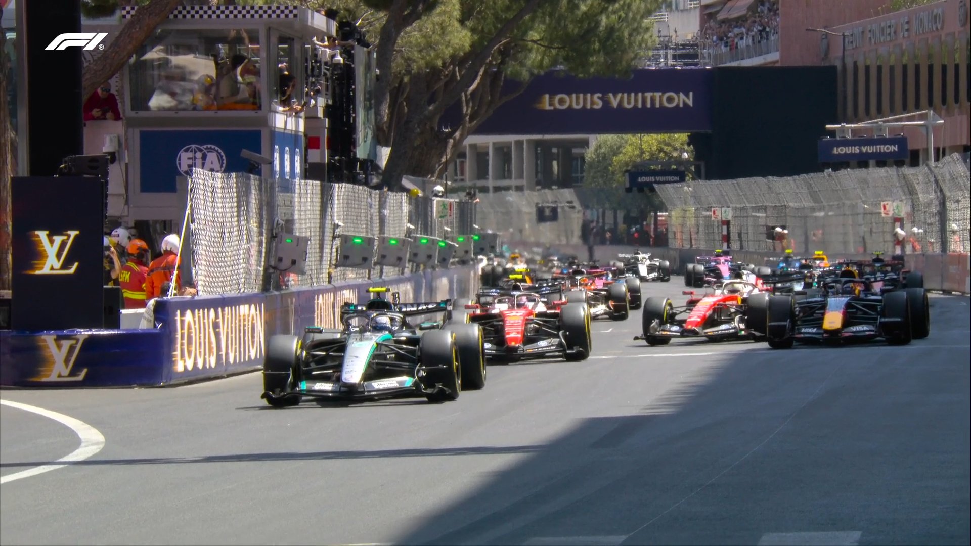 Max, clavado en la salida, con Leclerc esquivándole F1.com