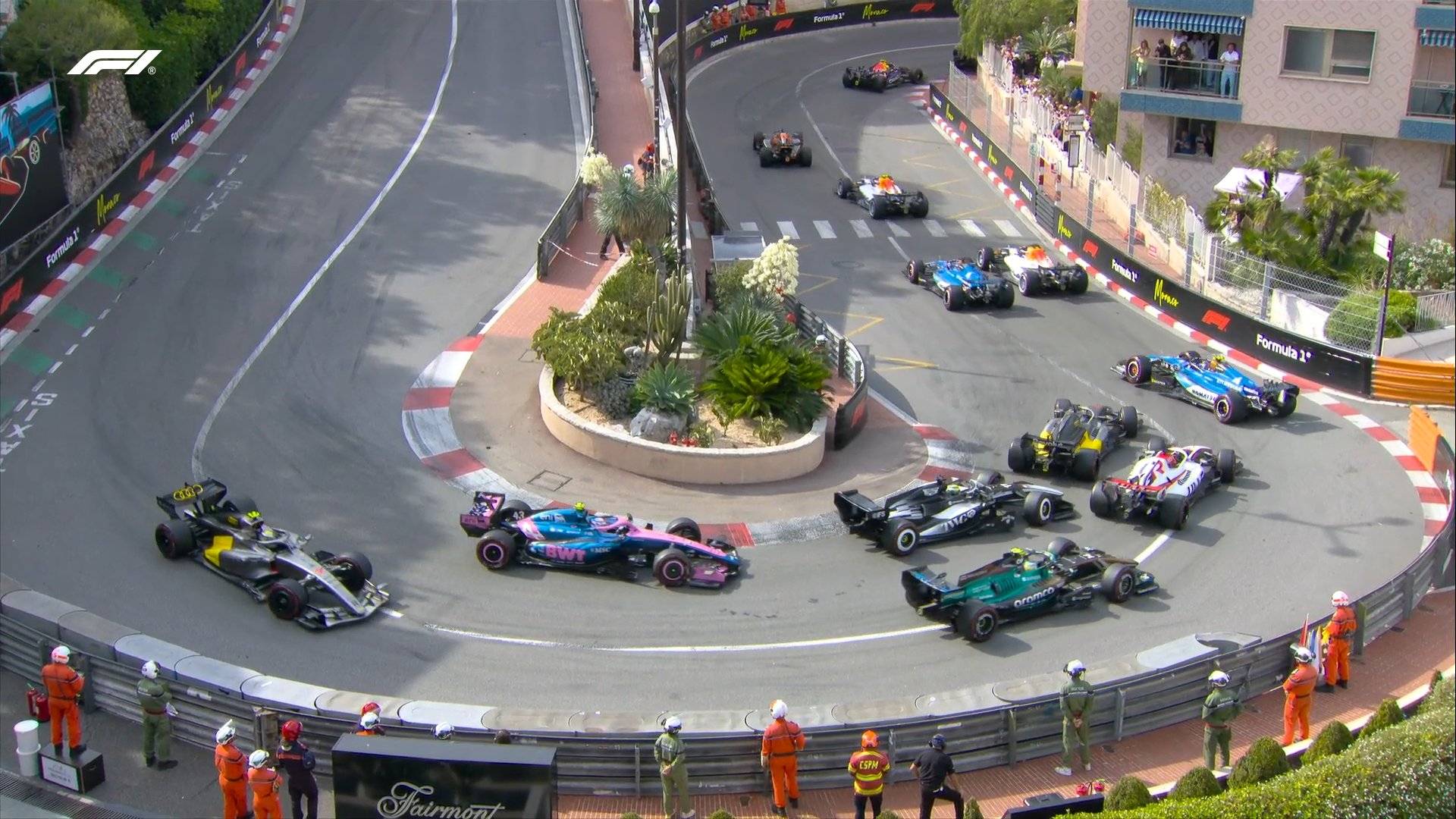 Sainz, expulisado contra la valla en al salida de Loews. F1.com