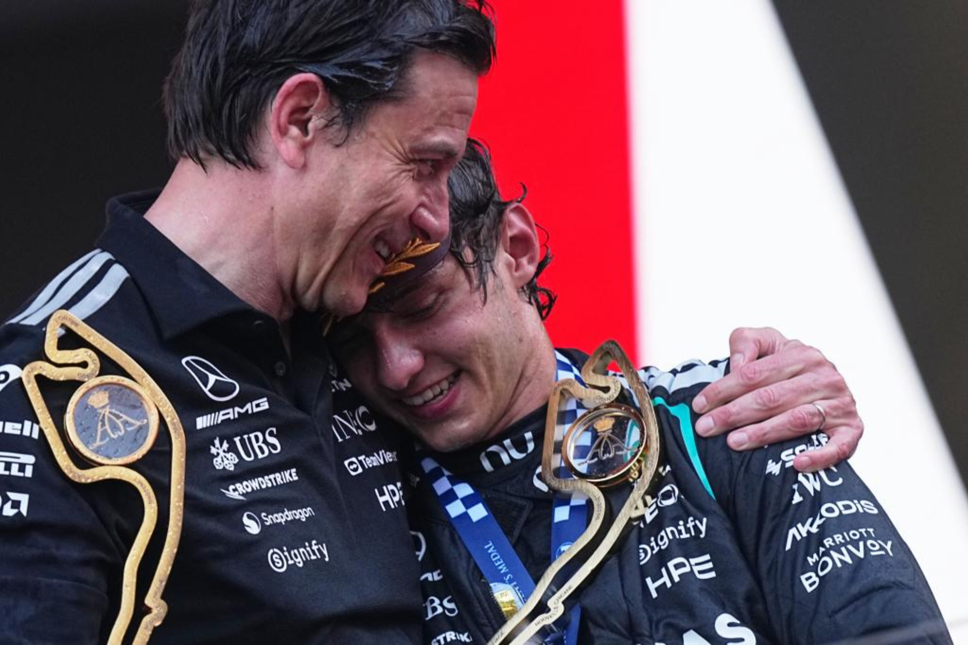Wolff abraza a Antonelli en el podio de Mónaco. LAPRESSE