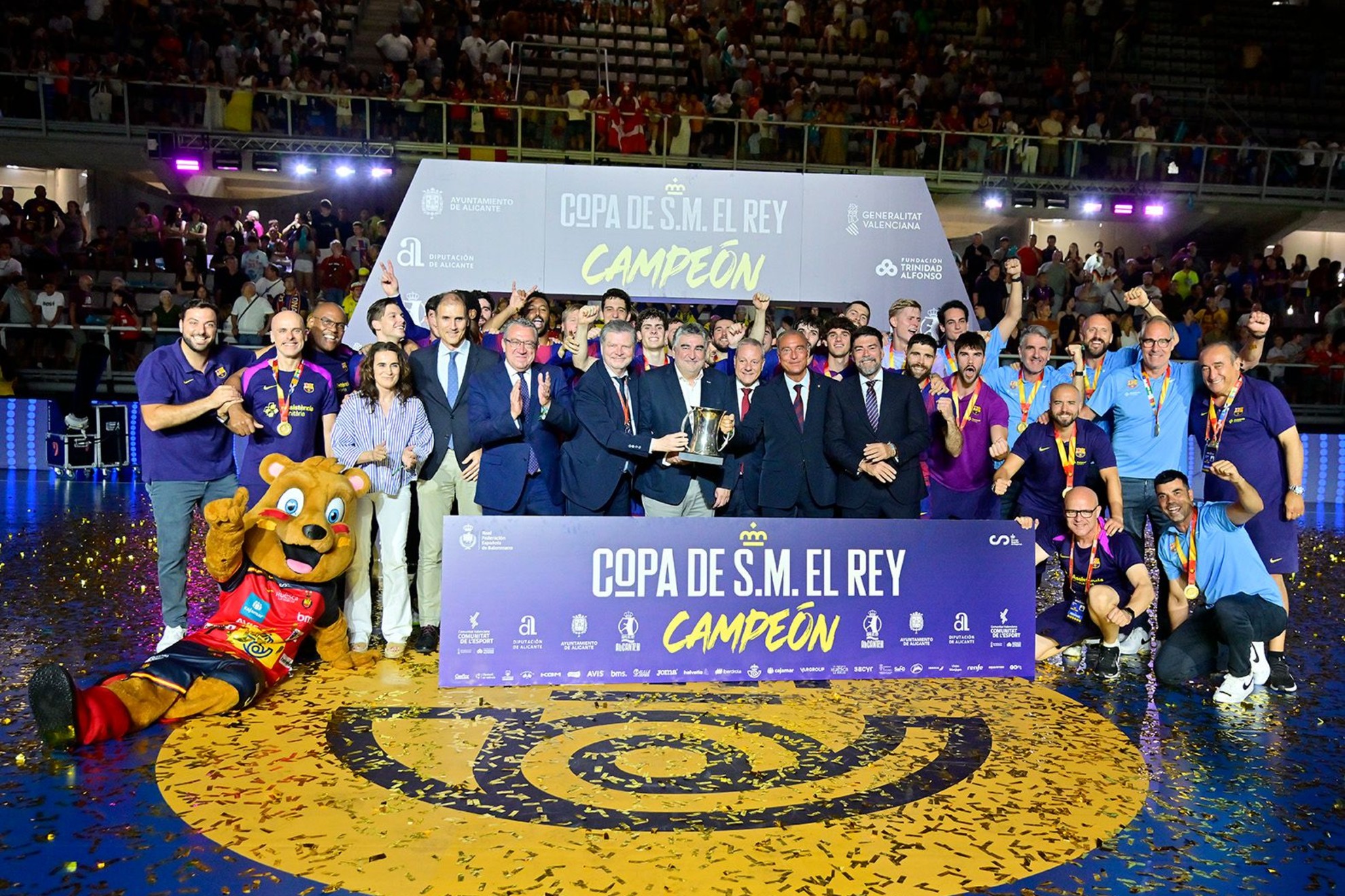 El Barça celebra el título de la Copa del Rey en Alicante.