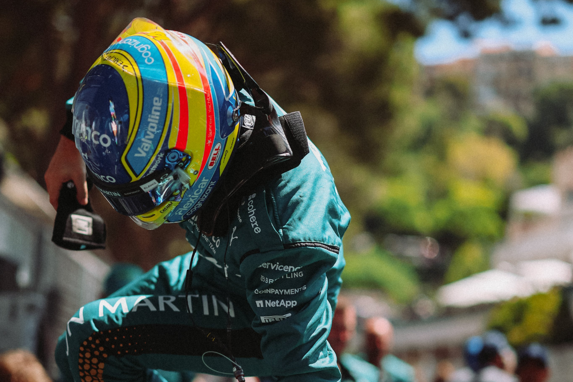 Alonso salta del coche en la parrilla. ASTON MARTIN