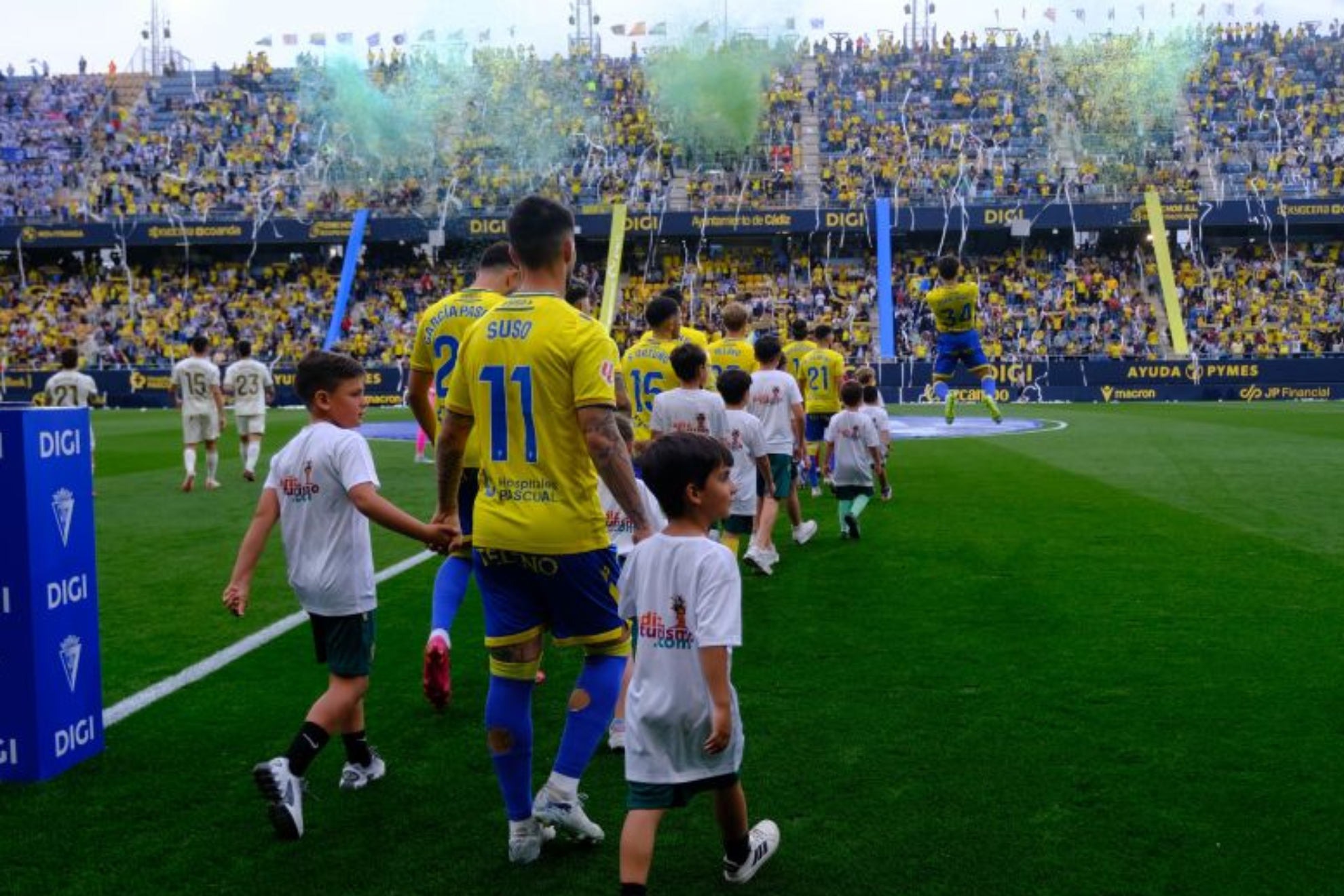 Salida al campo de los jugadores en el Cádiz-Deportivo.