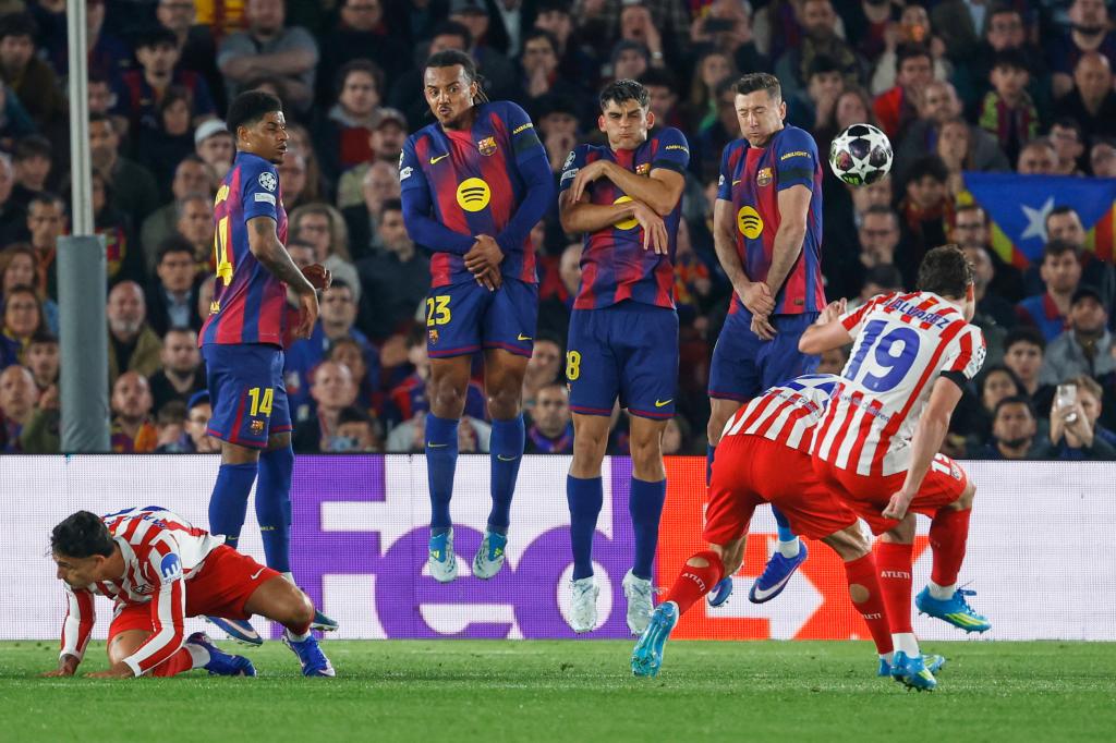 Julián marca un golazo de falta en el Camp Nou