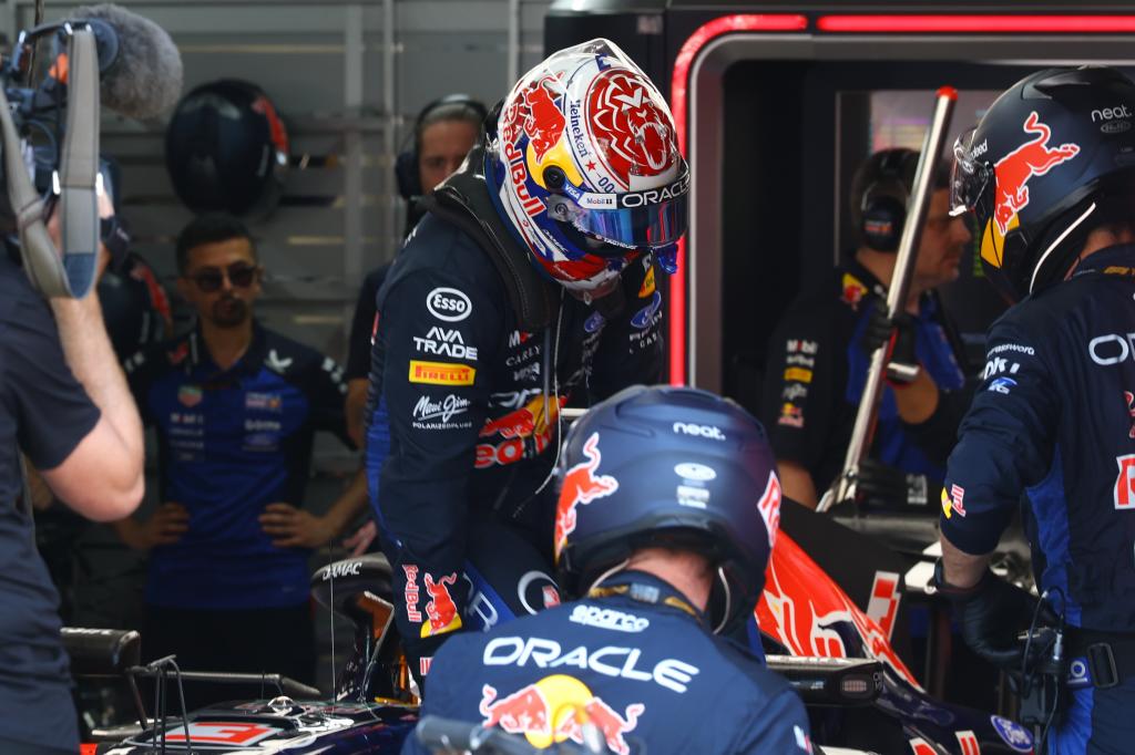 Verstappen abandona su coche, tras quedarse atascado en la primera vuelta en Mónaco.