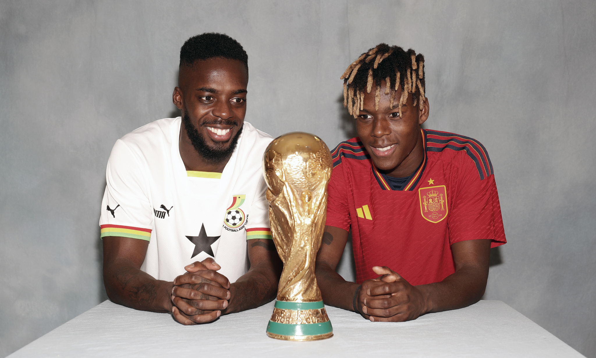 Iñaki y Nico Williams miran la Copa del Mundo