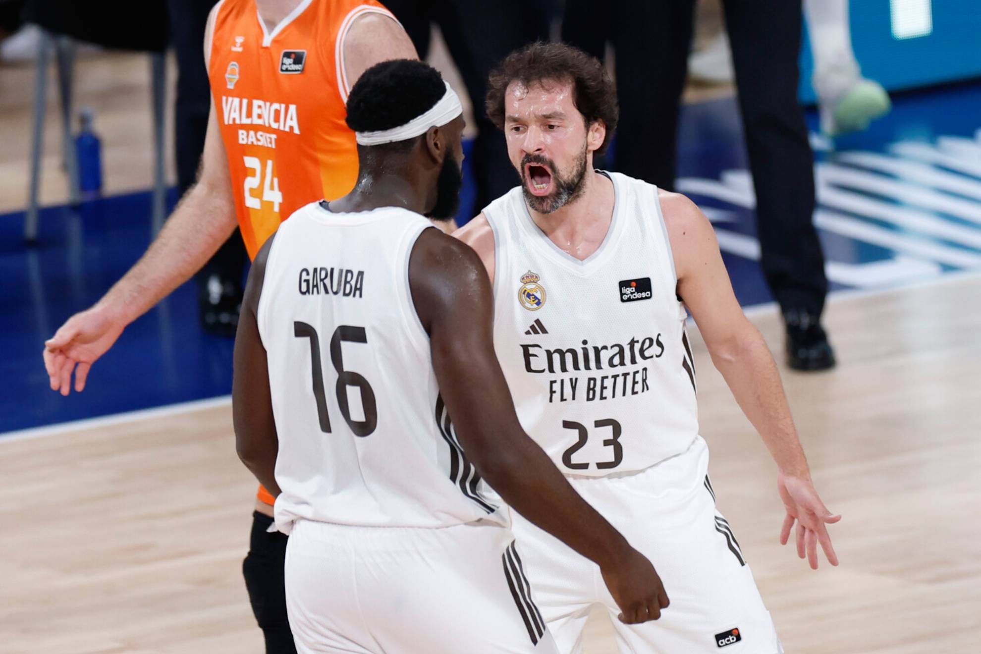 Usman Garuba y Sergio Llull celebran una canasta del Real Madrid.
