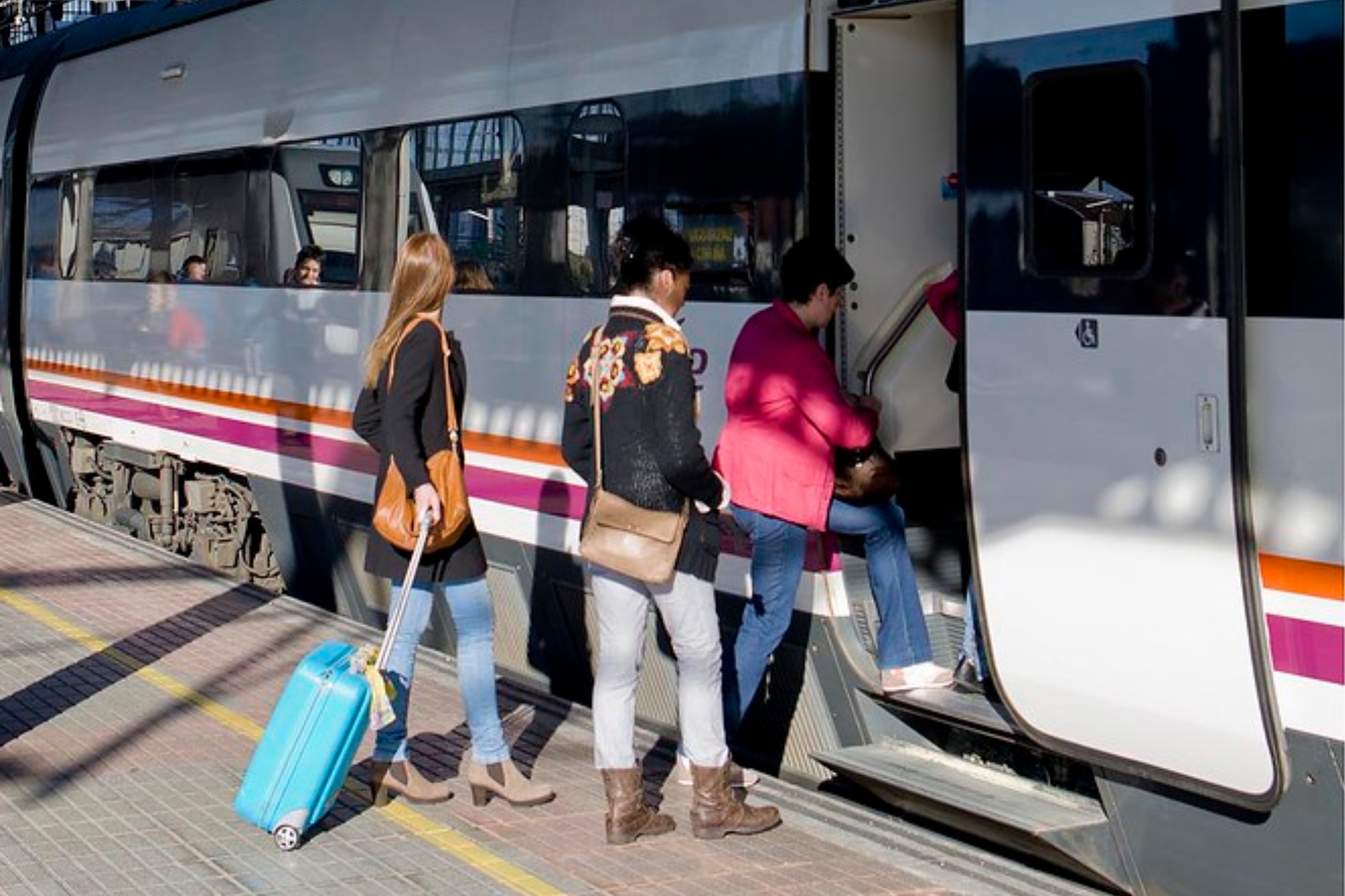 El Gobierno lanza el Verano Joven 2026 con descuentos de hasta el 90% en transporte público para los jóvenes