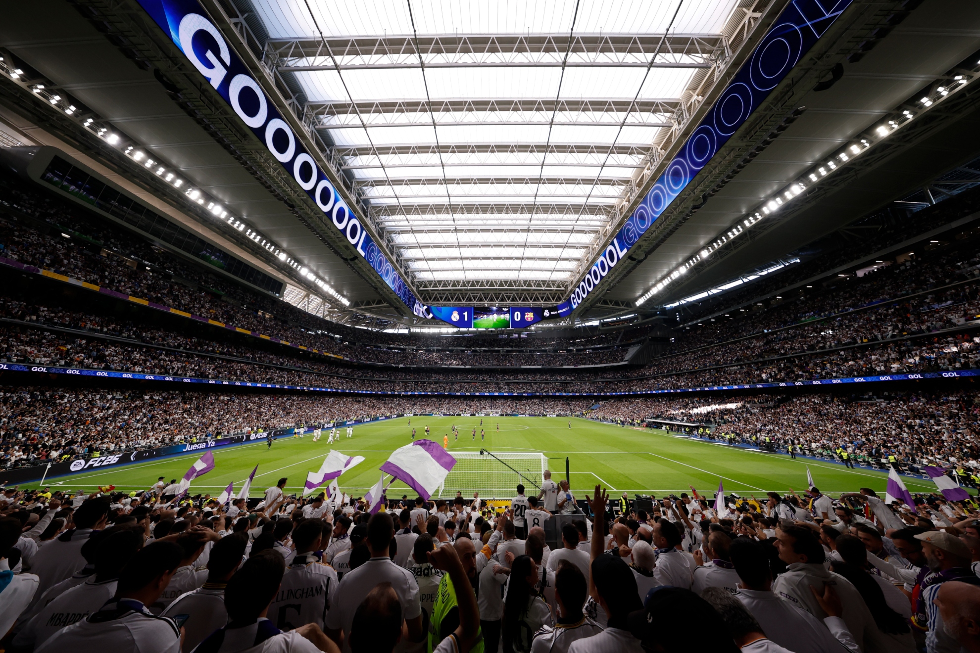 El Santiago Bernabéu celebrando un gol en un Clásico. MARCA
