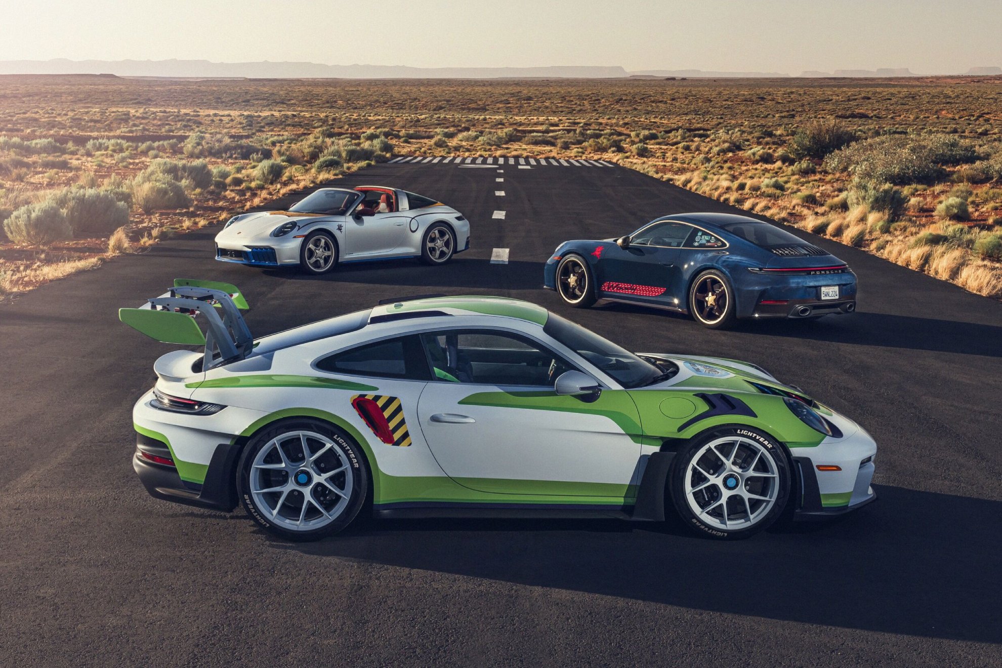 El 911 Buzz 'Lightyear', junto a los modelos inspirados en Jessie (fondo a la izquierda) y Woody (fondo a la derecha).