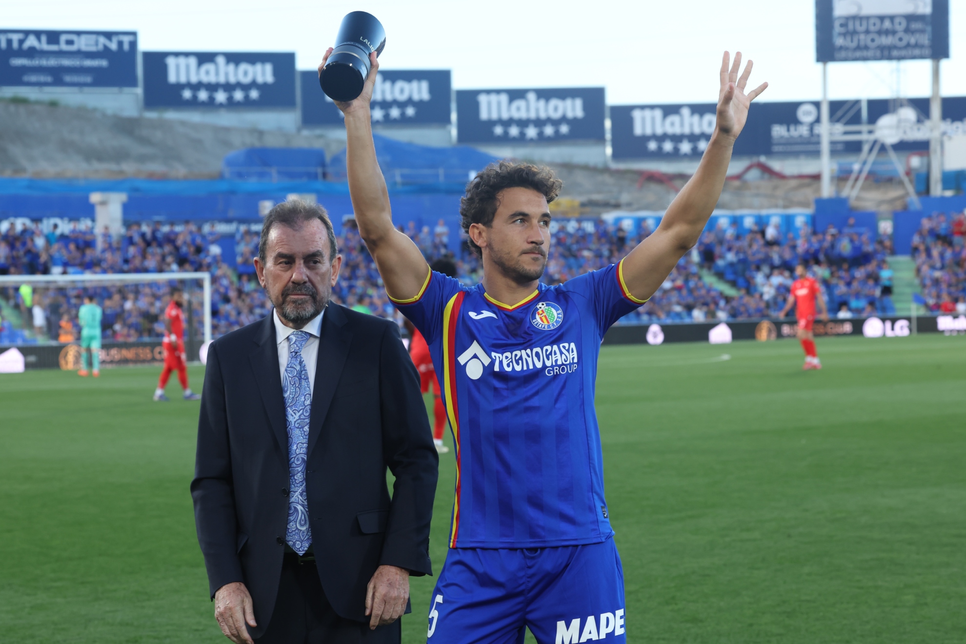 Luis Milla posa en el Coliseum con su premio del 'Team Of The Season' de LaLiga. Kiko Huesca / EFE
