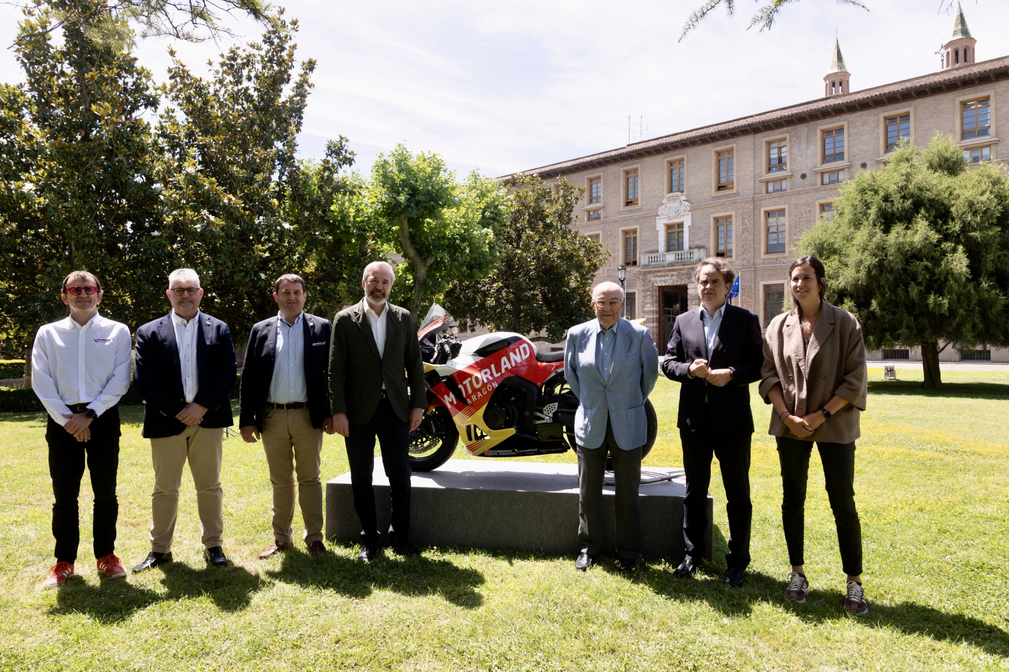Azcón, Ezpeleta y otros integrantes del acuerdo, en Zaragoza. MOTOGP