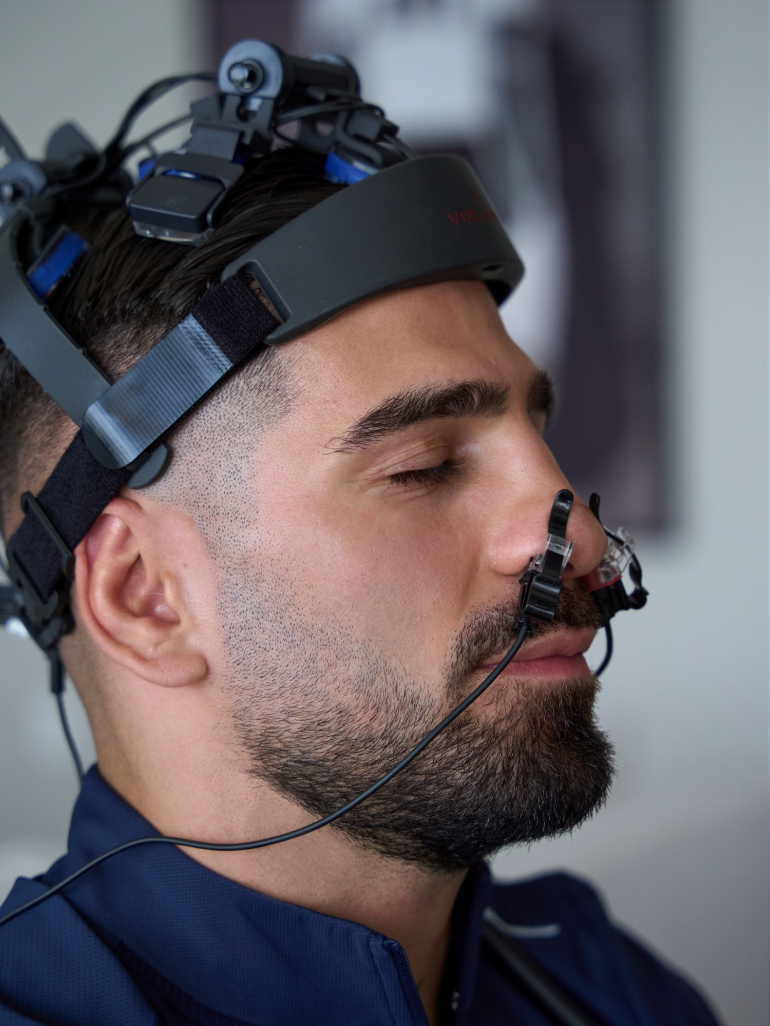 Ilia Topuria trabaja con la tecnología de Vielight.