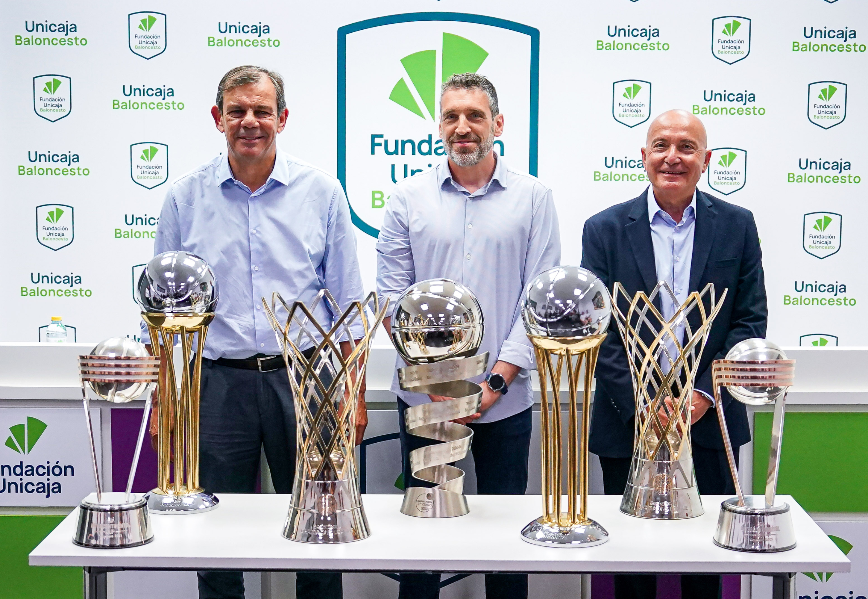 Ibon Navarro poses with his seven titles alongside López Nieto, president, (right) and Juanma Rodríguez, sports director of the club (left).