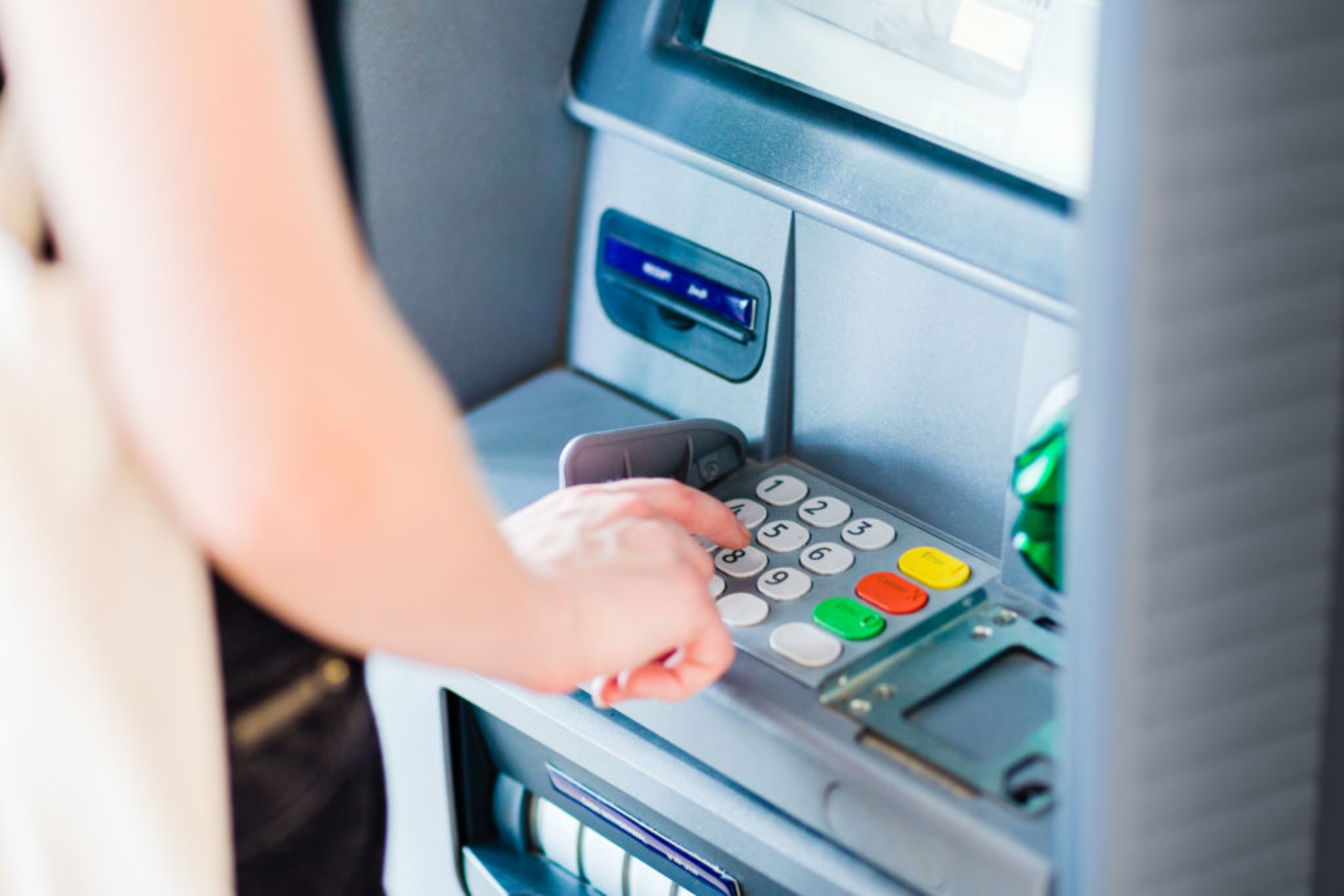 Imagen de recurso de una persona introduciendo su tarjeta bancaria en un cajero automático. Pixabay.