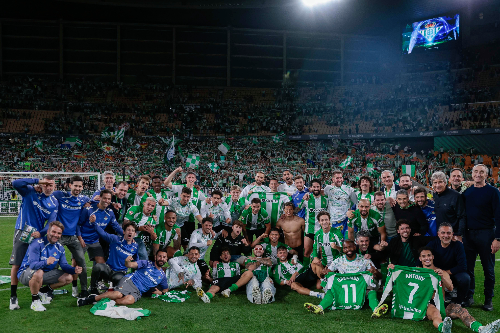Celebración de los jugadores y técnicos del Betis tras su entrada en la Champions