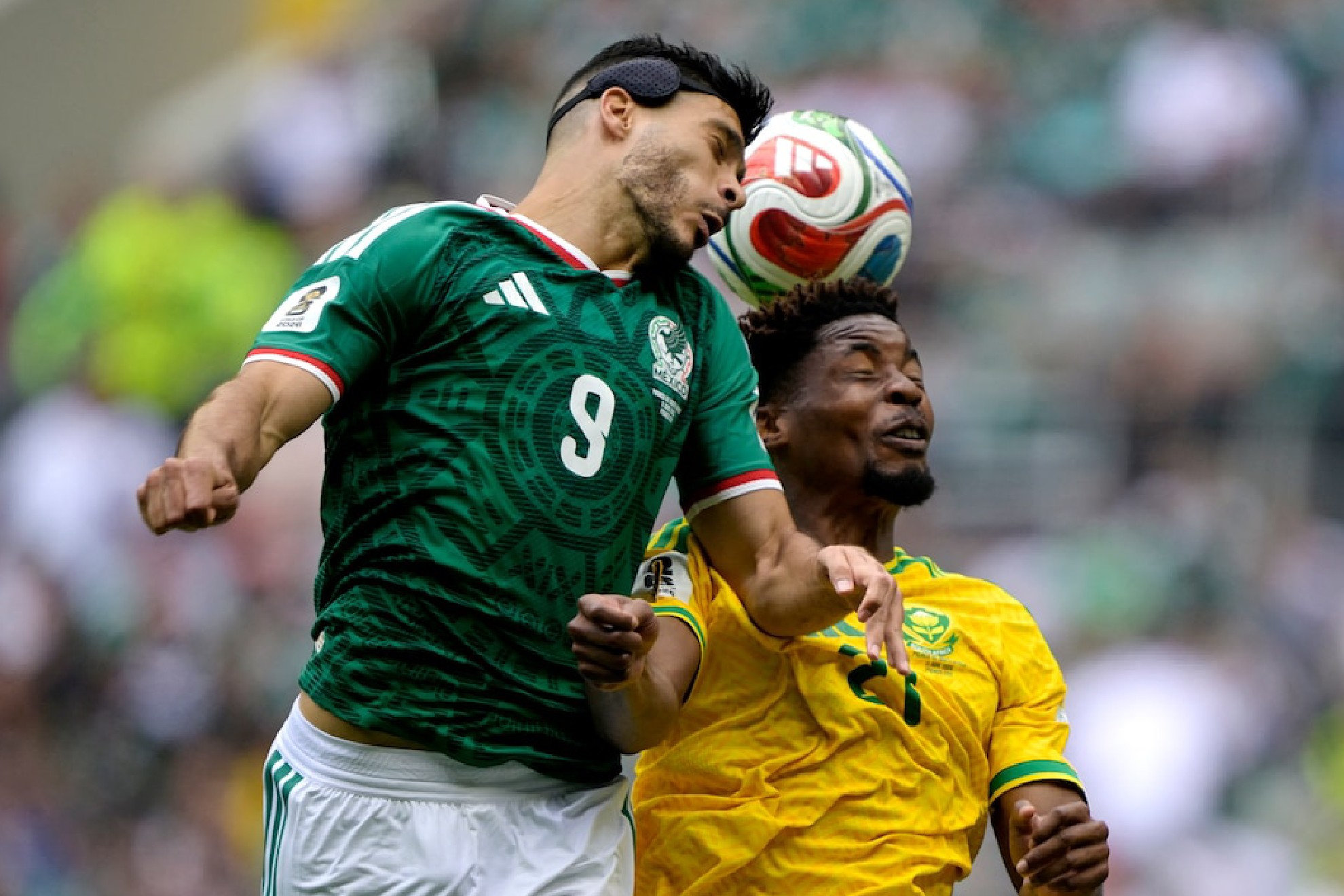 Raúl Jiménez en el partido frente Sudáfrica