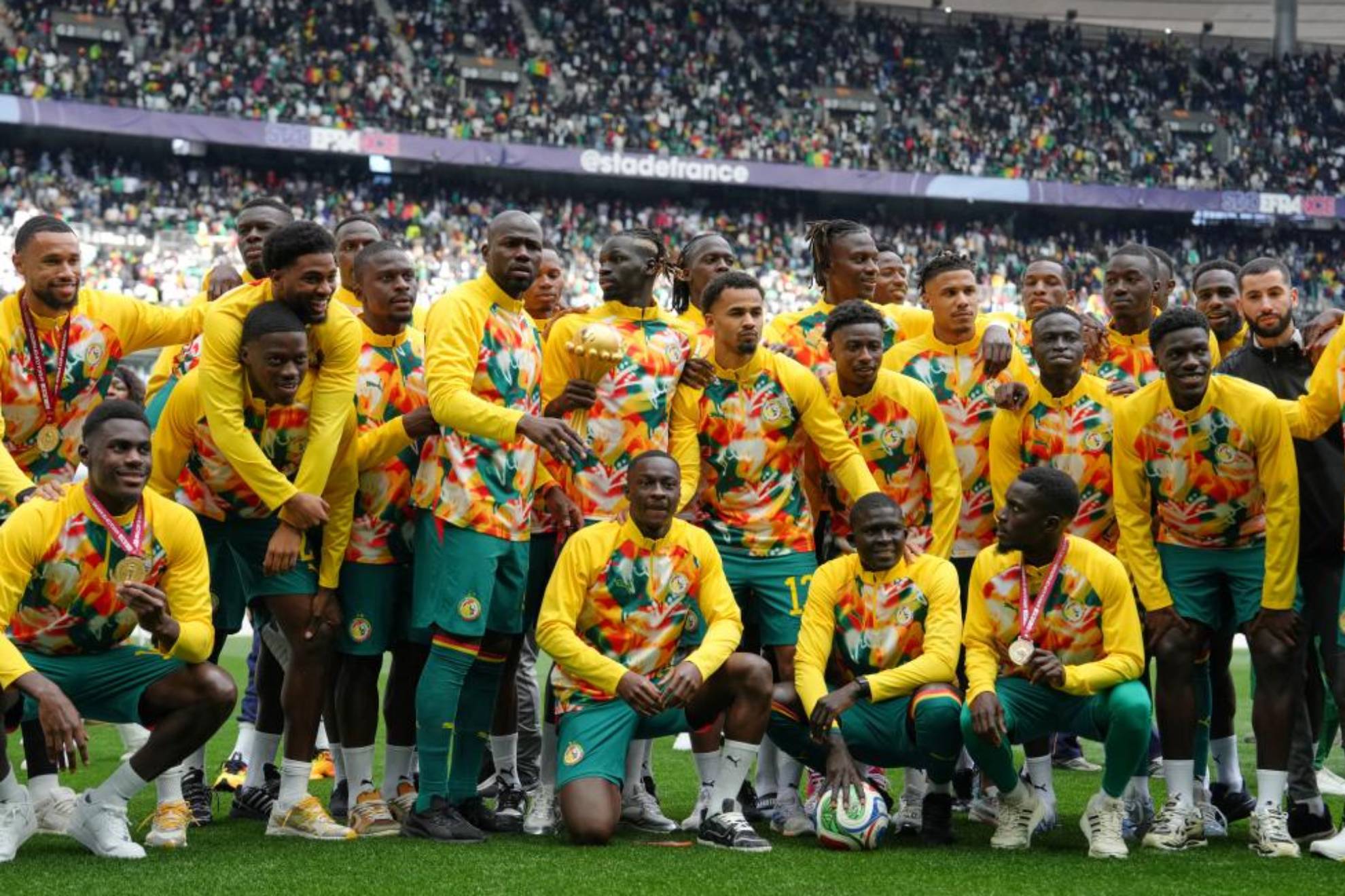 Senegal posa con la Copa de África en el amistoso ante Perú en París. AP