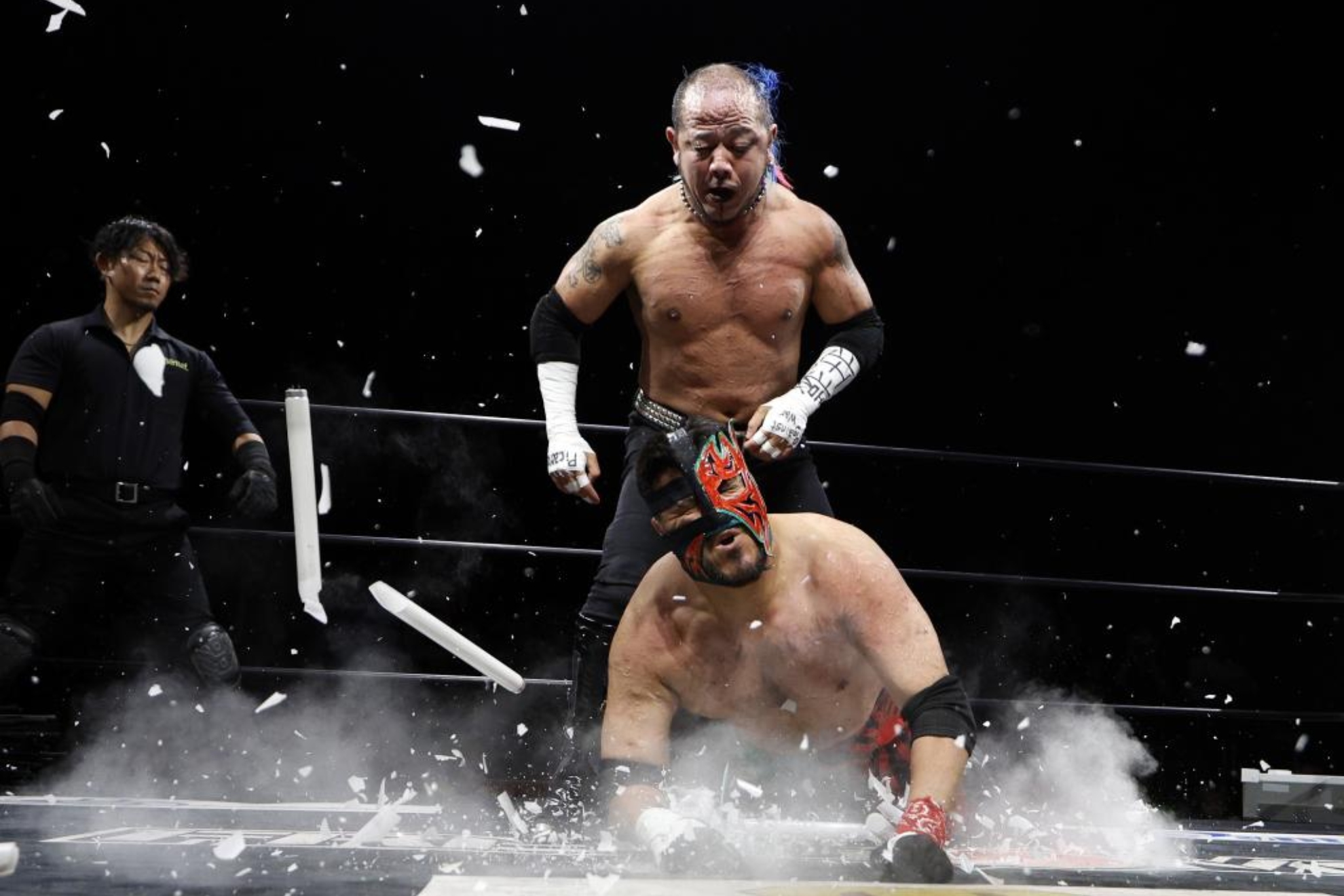 Jun Kasai se enfrenta a Violento Jack. Tubos fluorescentes como arma.