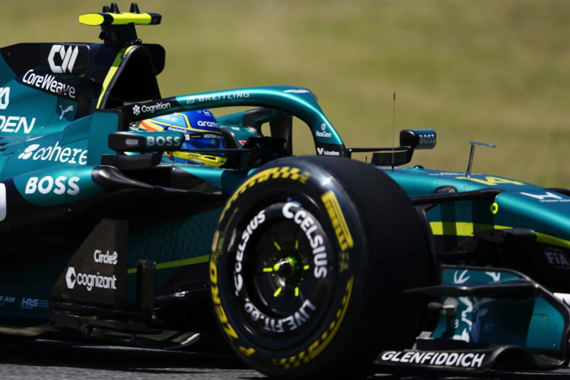Alonso gira con el Aston Martin. EFE