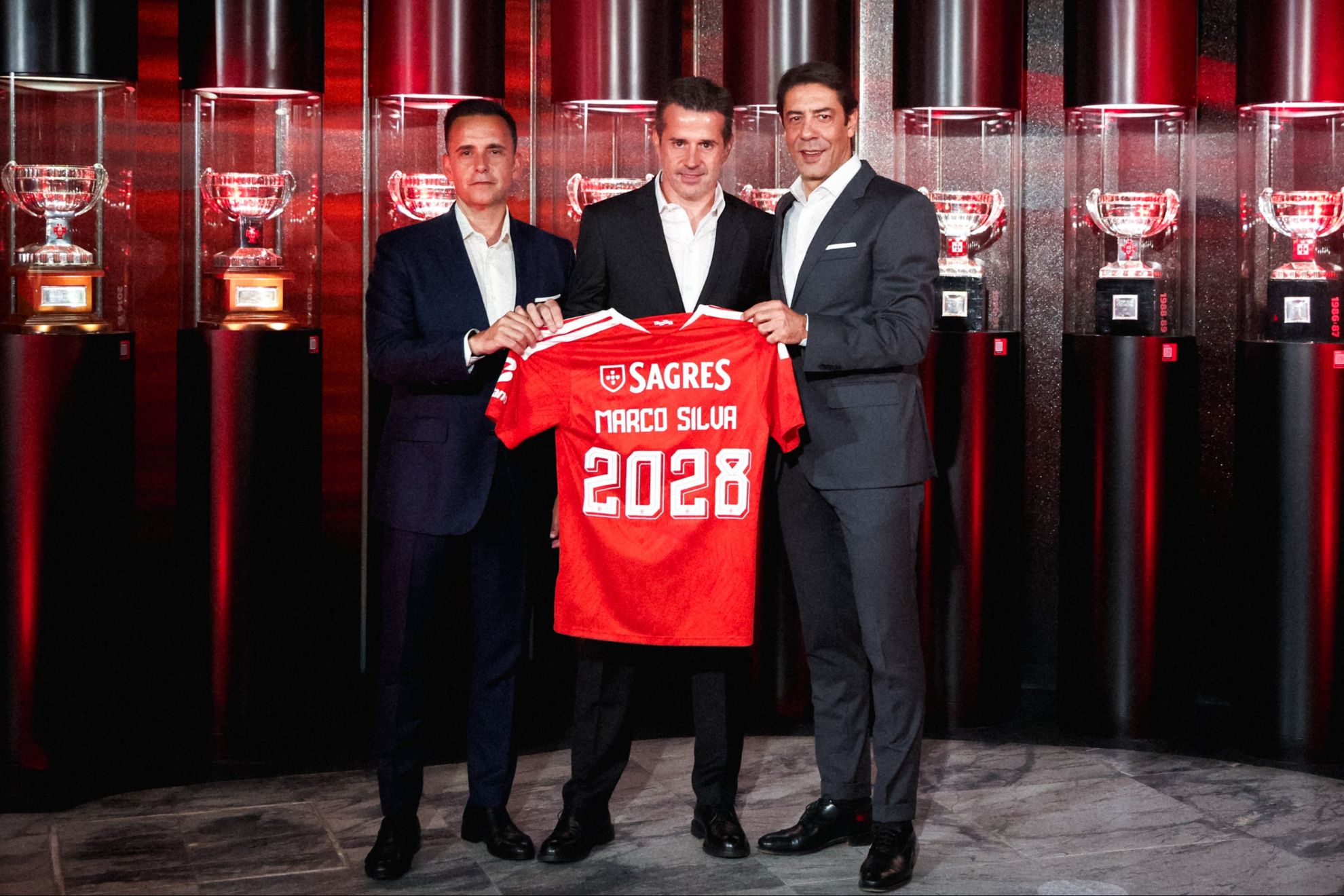Marco Silva posa como nuevo entrenador de Benfica @SLBenfica