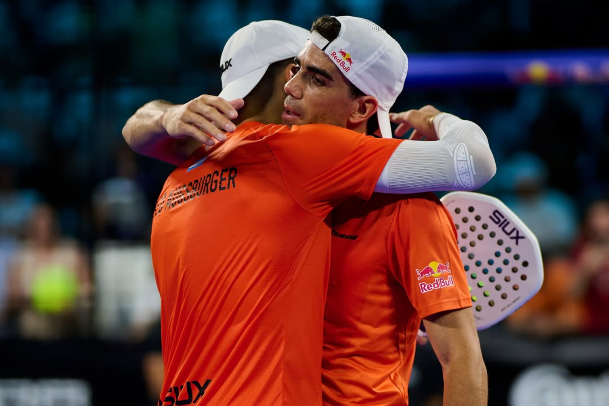 Juan Lebrón y Leo Augsburger celebrando el pase.