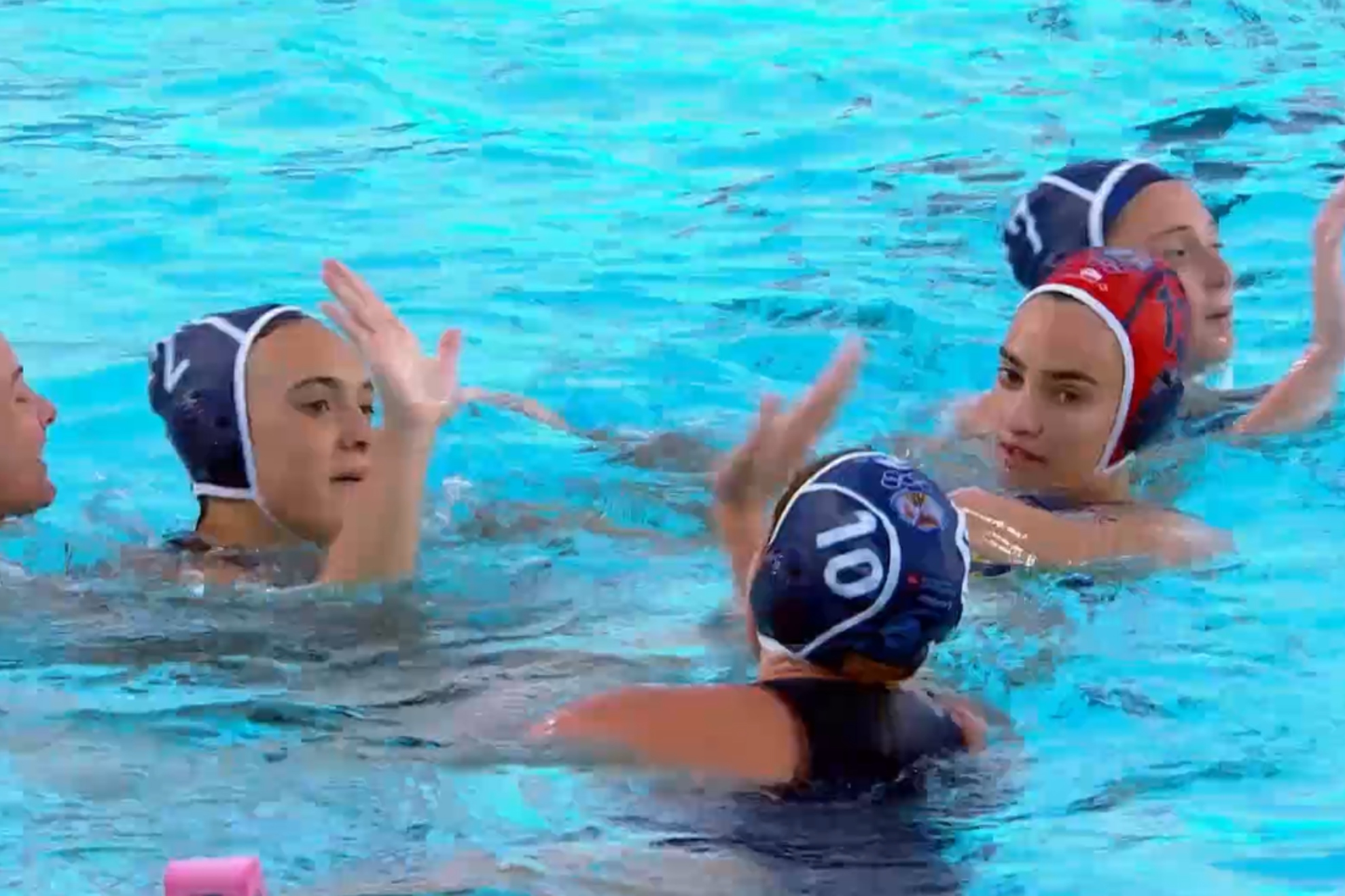 Las jugadoras del Sant Andreu se felicitan por su triunfo. @Esports3