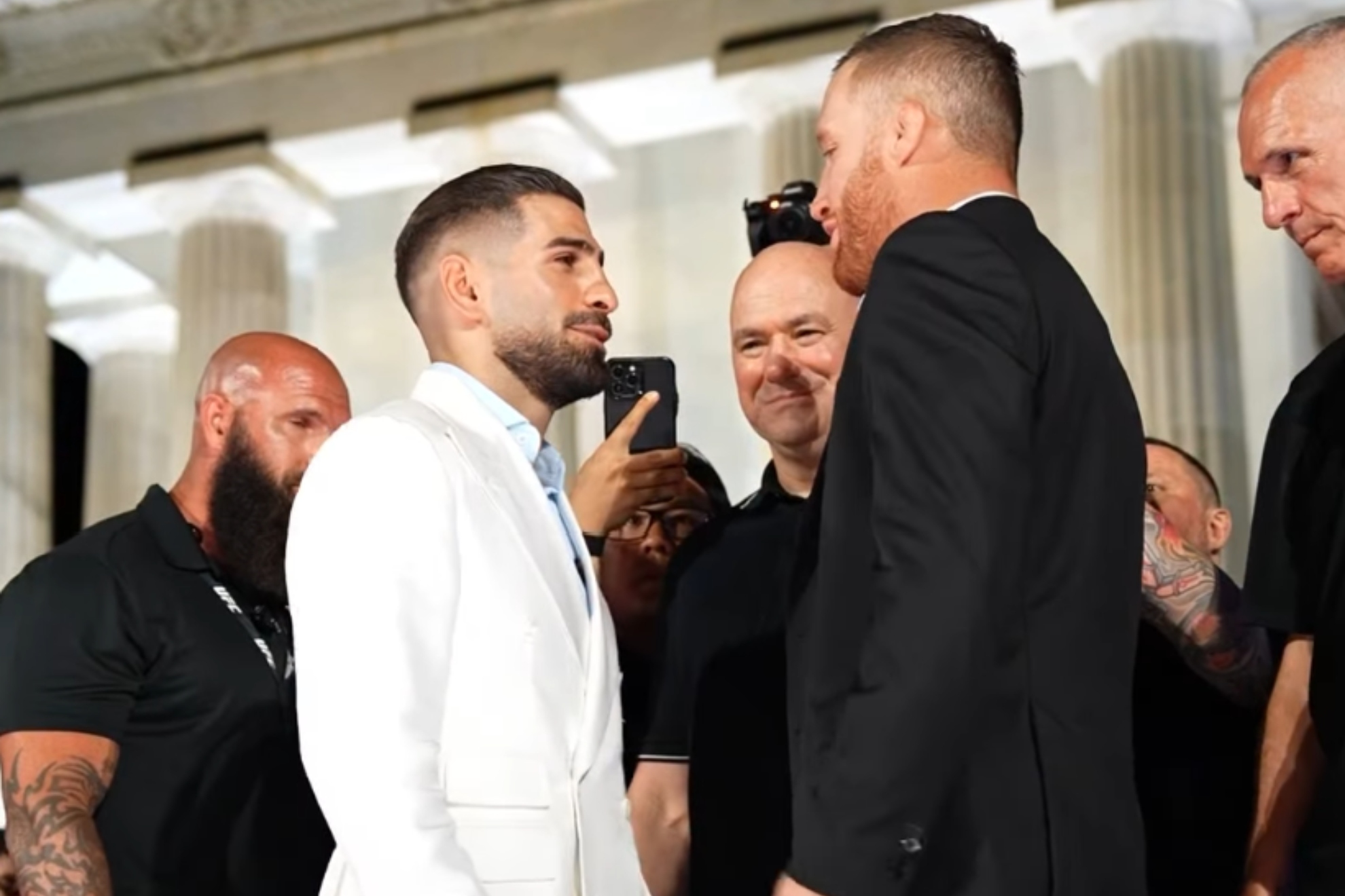 Ilia Topuria y Justin Gaethje tuvieron un tenso careo en frente del monumento a Abraham Lincoln. UFC.