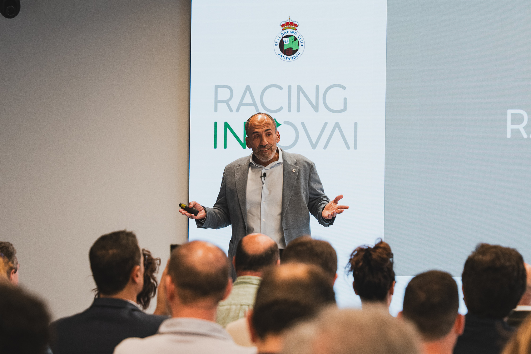 Sebastián Ceria en la presentación del Racing InnovAI Racing de Santander
