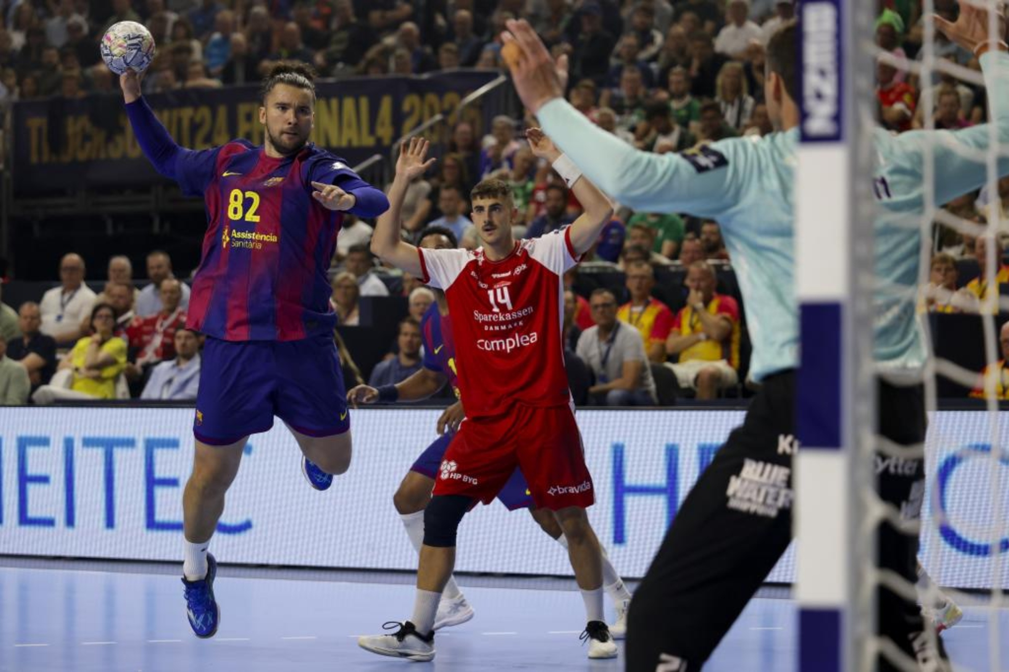 LEl pivote portugués del Barça Luis Frade ataca la meta del Aalborg.