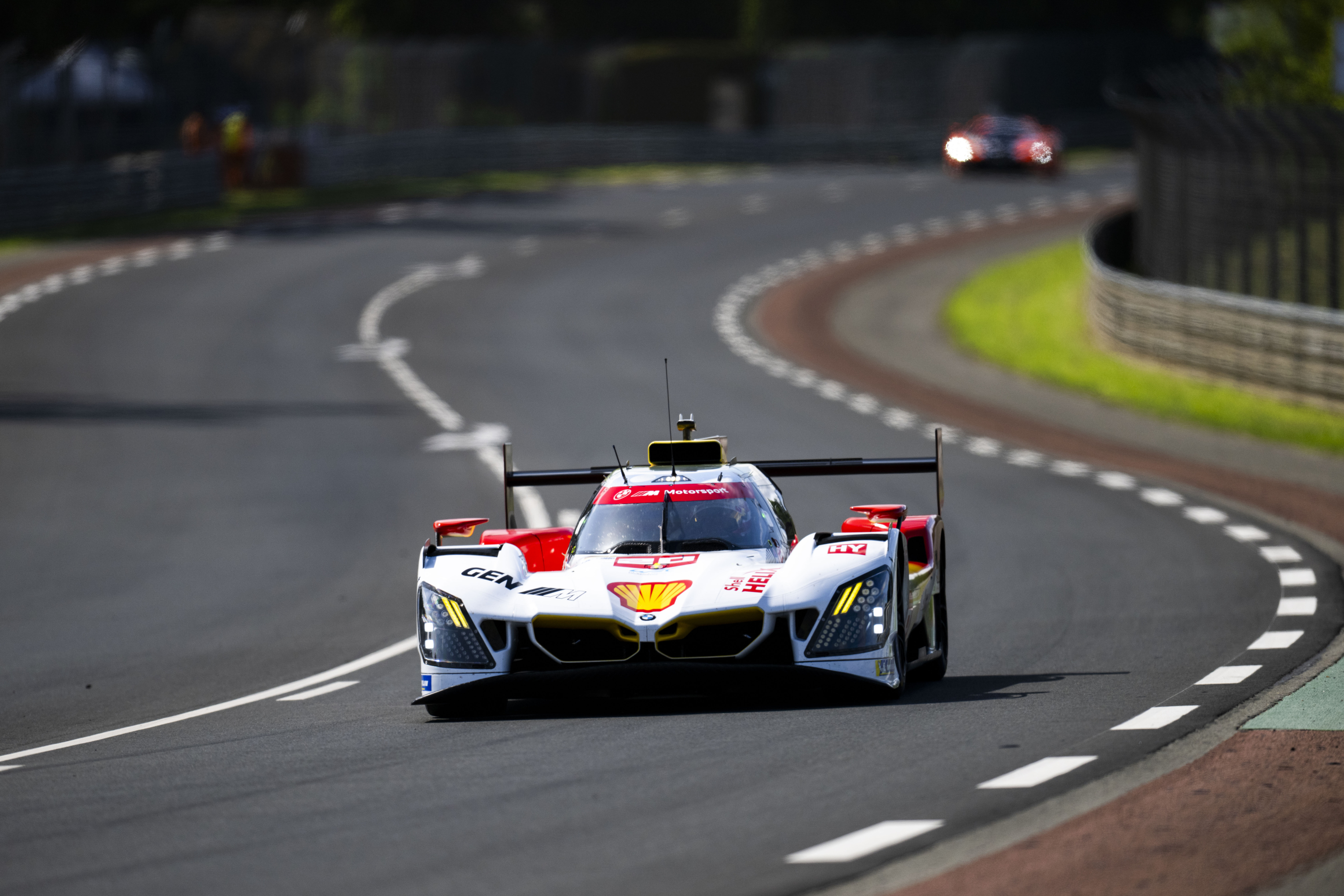 El BMW #20 de Van der Linde, Frinjs y Rast es el que ha controlado la primera parte de la carrera. DPPI