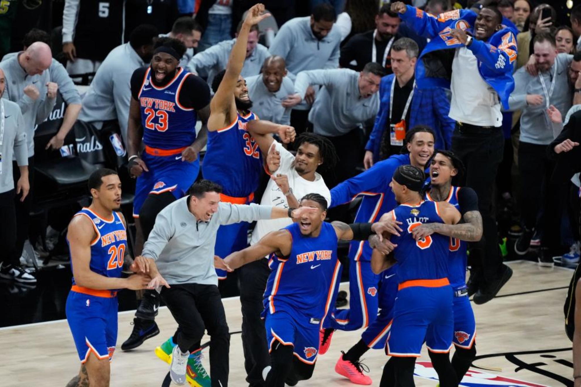 Los jugadores de los New York Knicks celebran tras el final del partido.