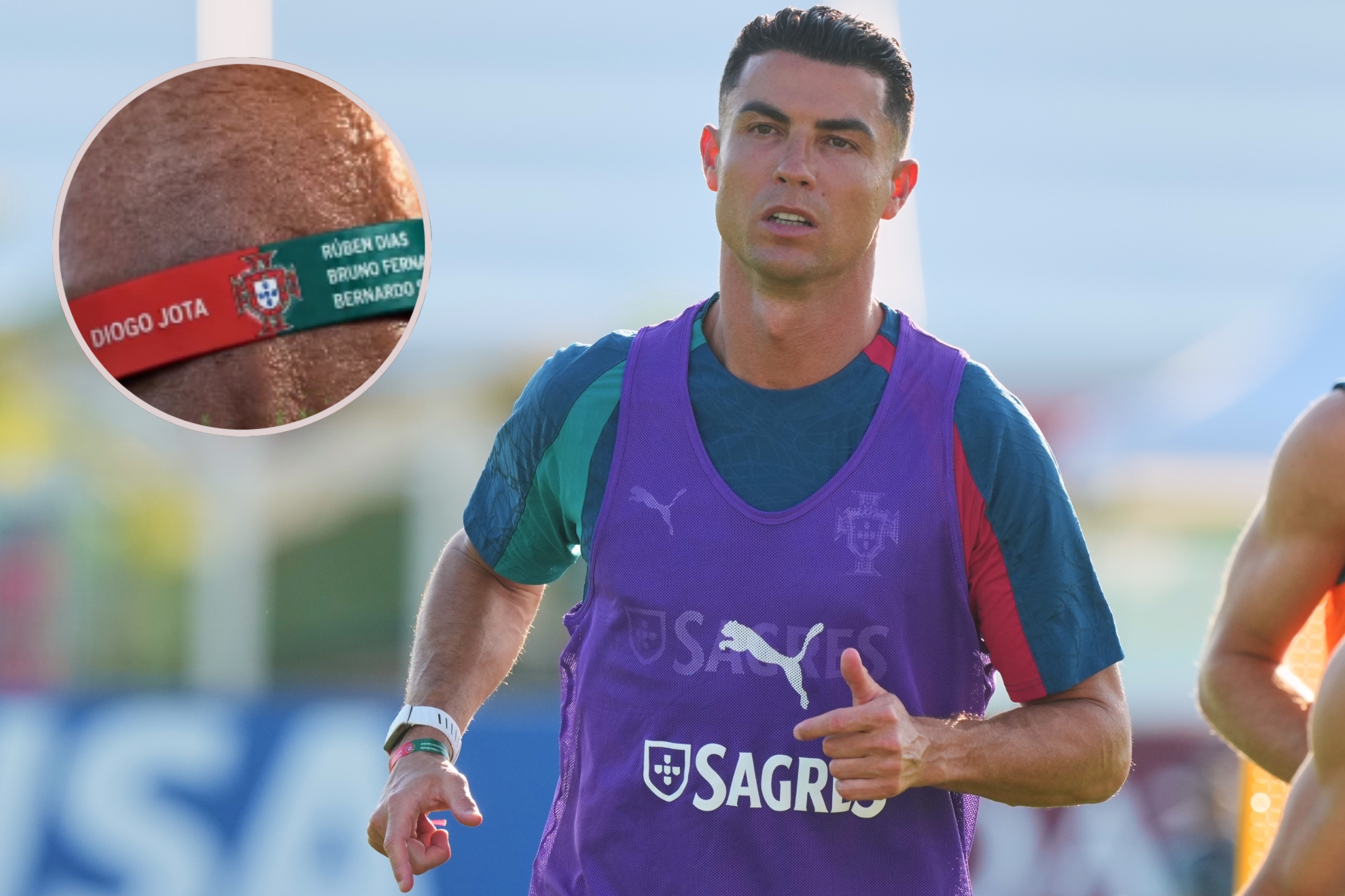 Cristiano Ronaldo entrenando con la pulsera en honor a Diogo Jota.