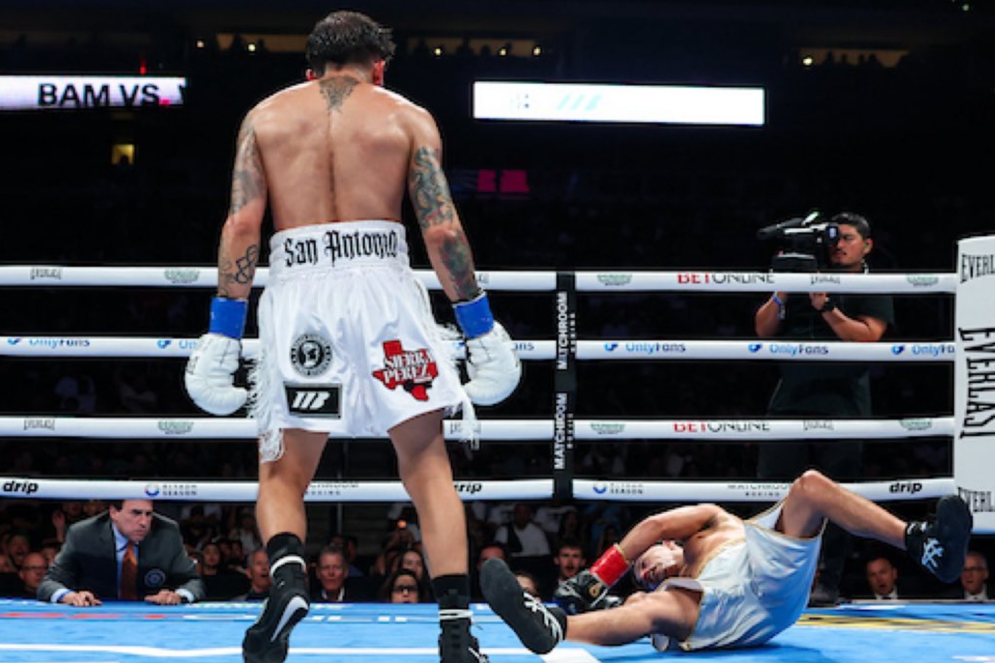 Jesse Rodríguez en pie y Antonio Vargas tendido en la lona.