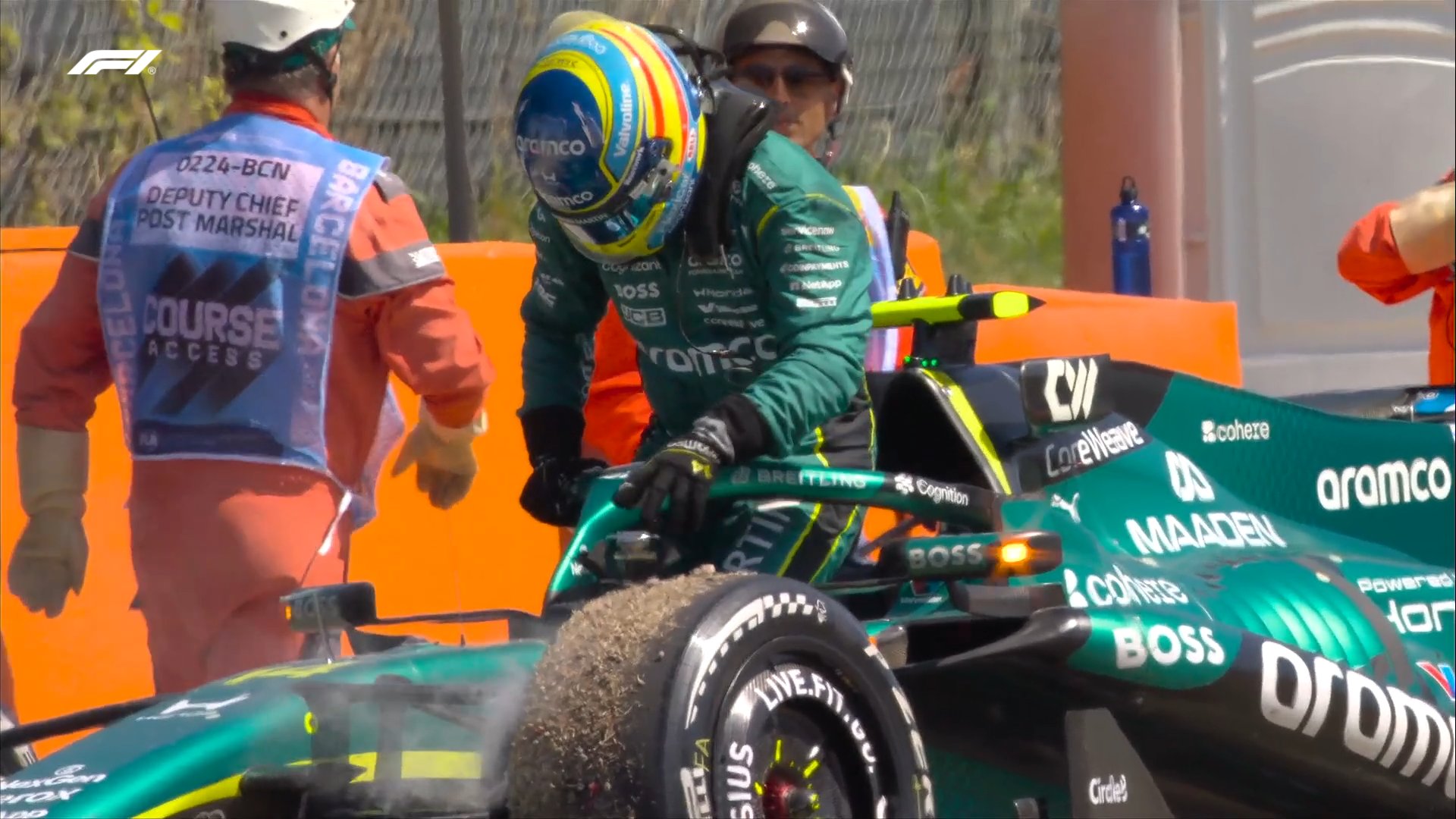 Alonso, bajándose del coche en el GP de Barcelona.