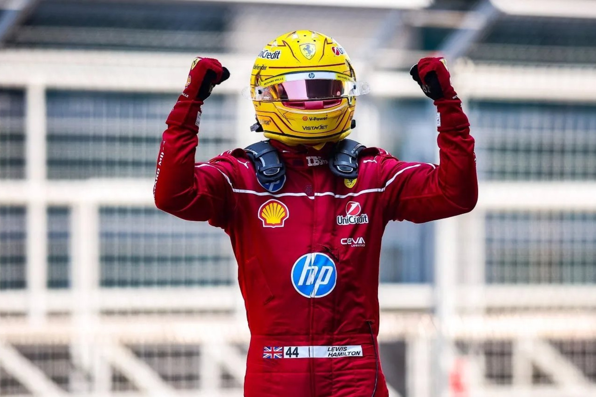 Hamilton celebra su primera victoria con Ferrari