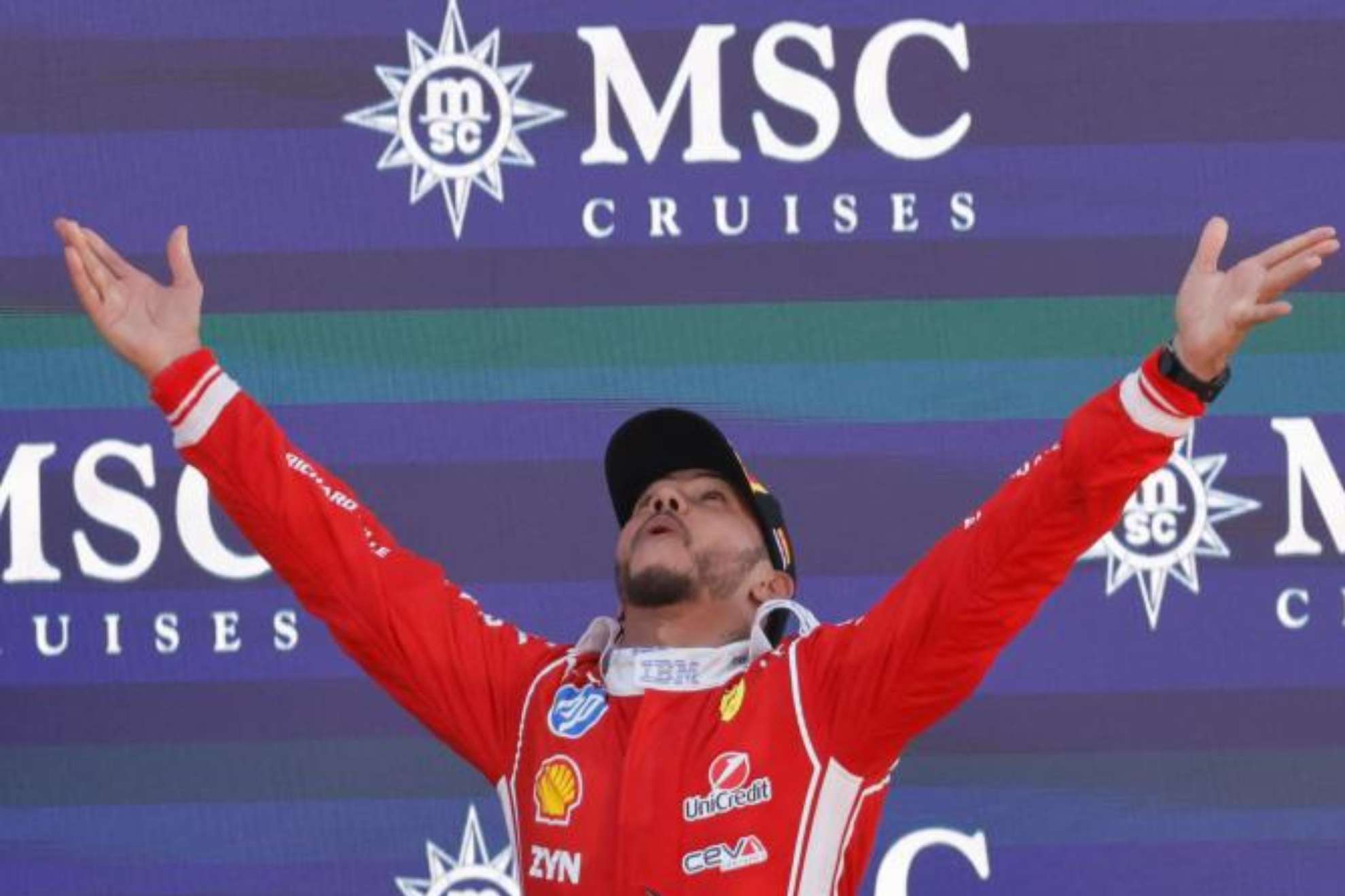 Hamilton abre los brazos en el podio de Barcelona. LAPRESSE