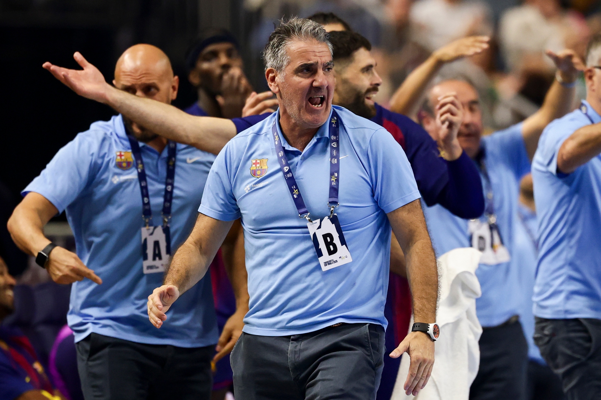 El técnico Carlos Ortega celebra un gol del Barça en la Champions. EFE