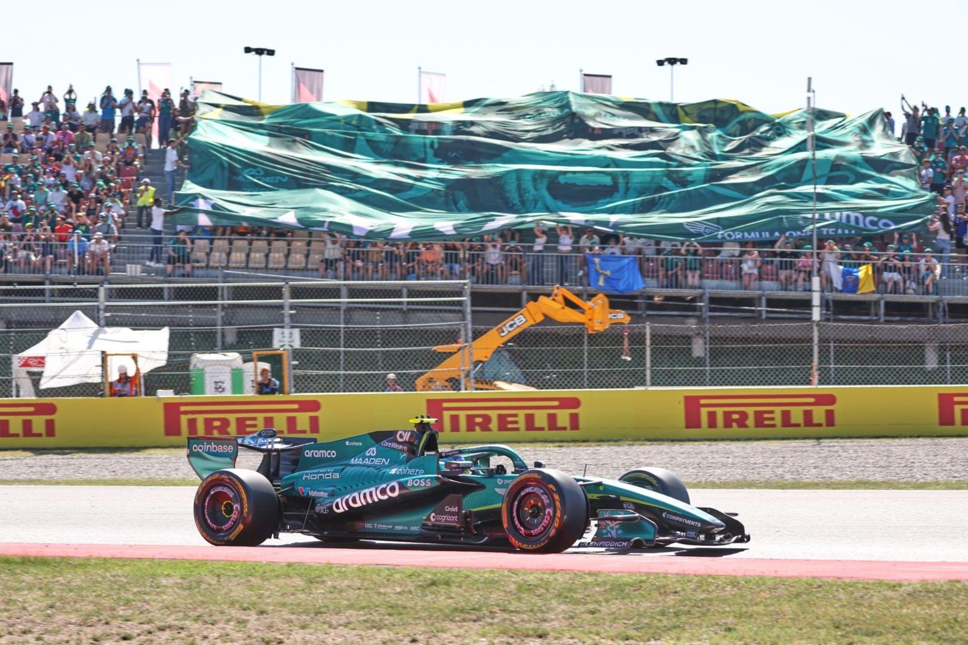 Alonso pasa por su homenaje durante la vuelta 14. CIRCUIT DE BARCELONA-CATALUNYA