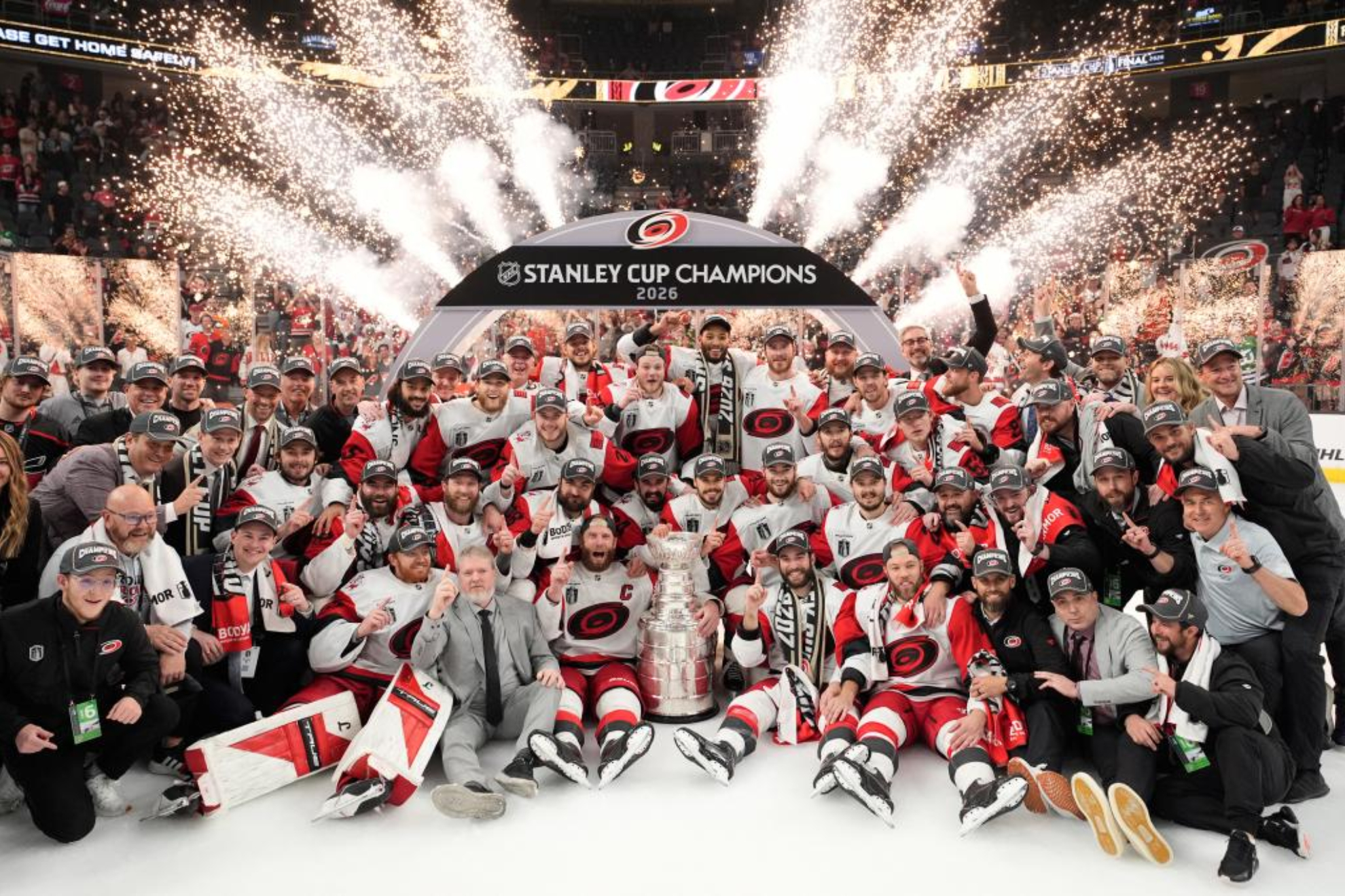 Los Carolina Hurricanes, con la Stanley Cup. LAPRESSE