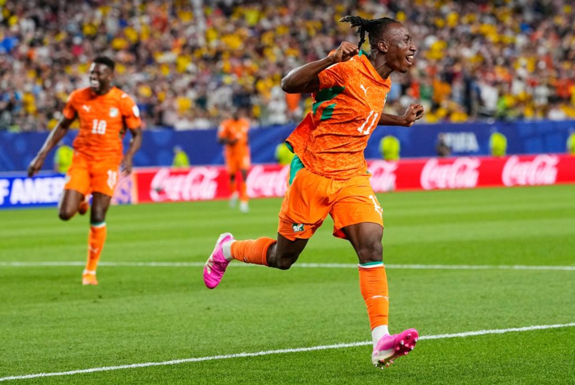 Yan Diomande celebra el gol de Amad Diallo. LAPRESSE