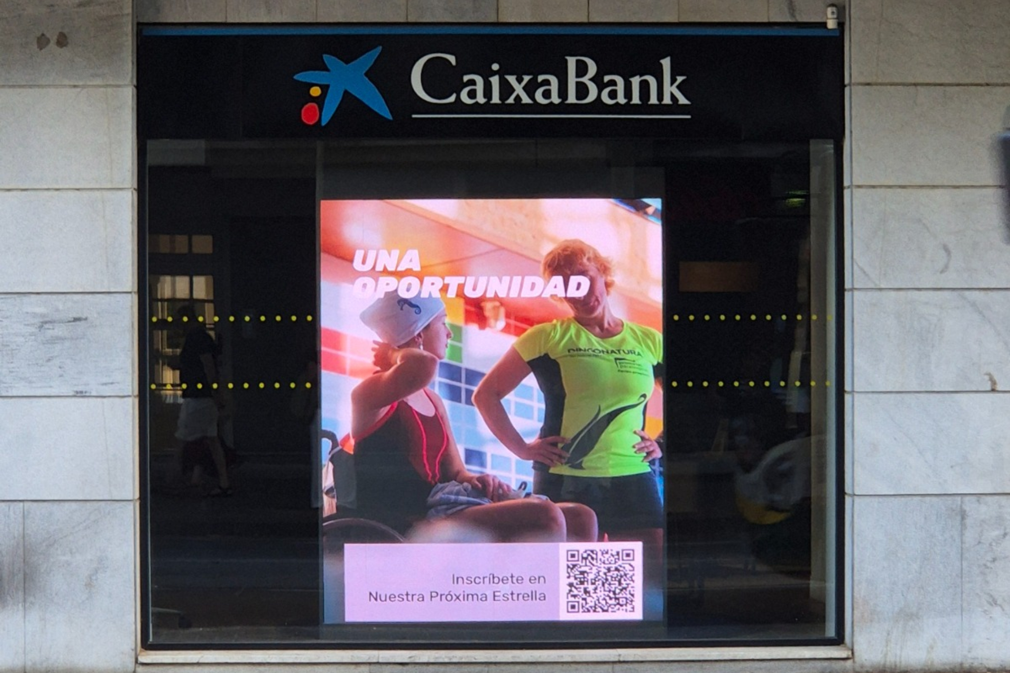 La pantalla exterior de una oficina de CaixaBank con Nuestra Próxima Estrella.