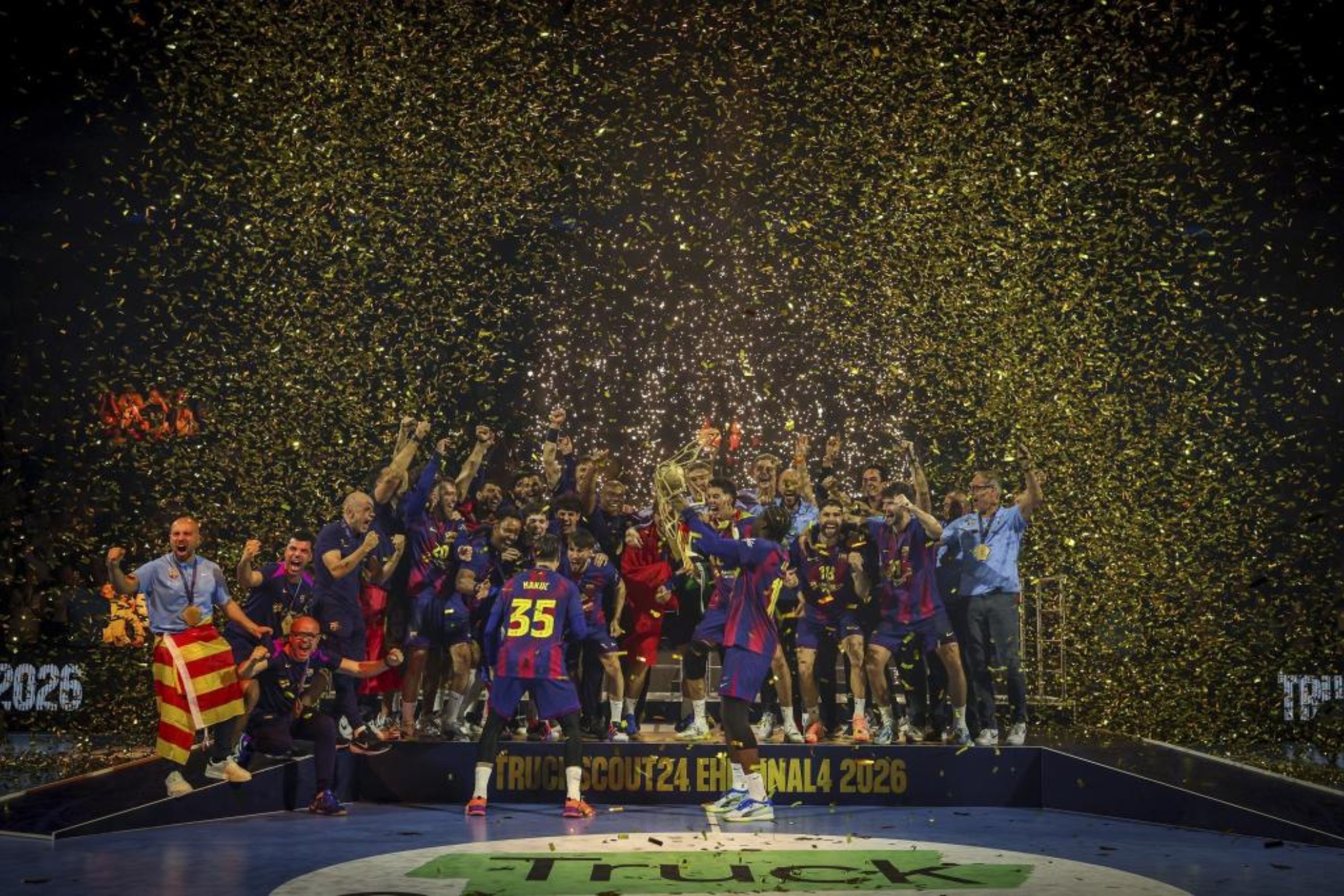 El Barça celebra la reciente Champions conquista en Colonia.