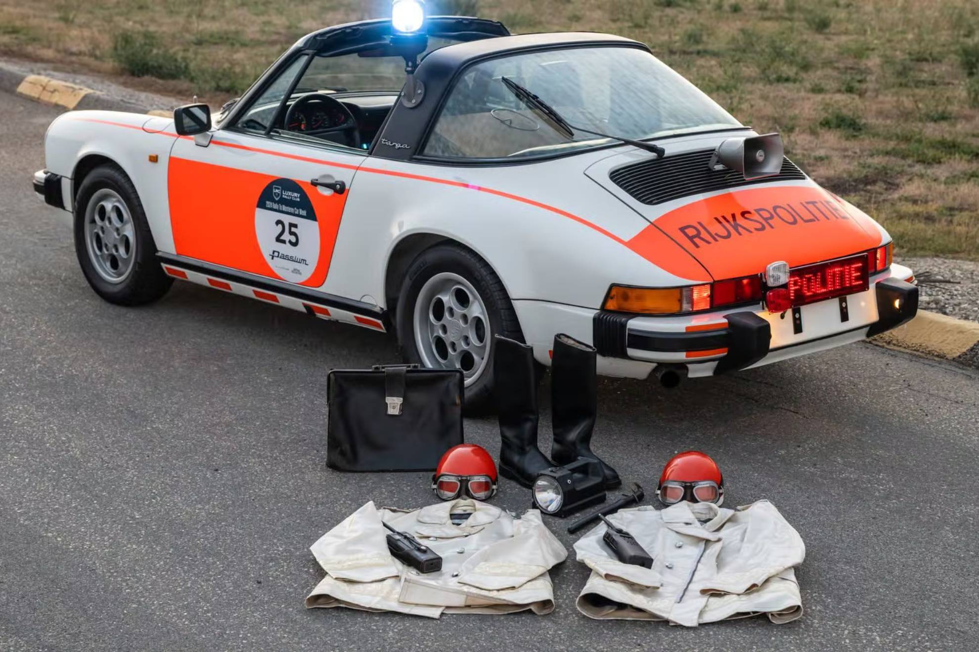 El coche se subasta con toda la equipación.