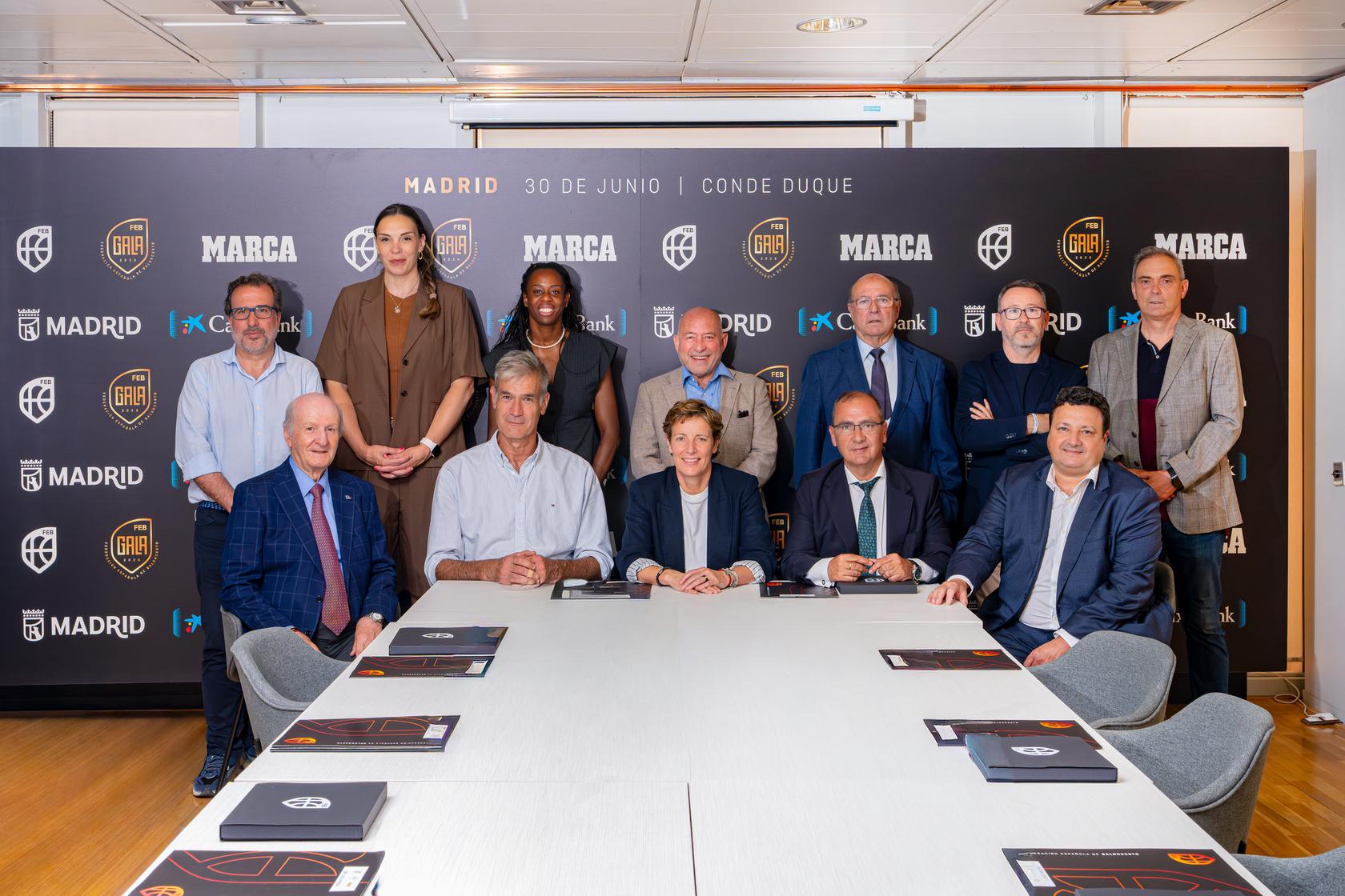 The members of the Jury. Seated, from left to right: Santos Moraga, Antonio Martín, Elisa Aguilar, Juancho Gallardo and Óscar Graefenhain. Standing, from left to right: José Asensio, Lucila Pascua, Aauri Bokesa, Luis Manuel Sancha, Antonio Aberturas, Jesús Sánchez and Jorge Quiroga.