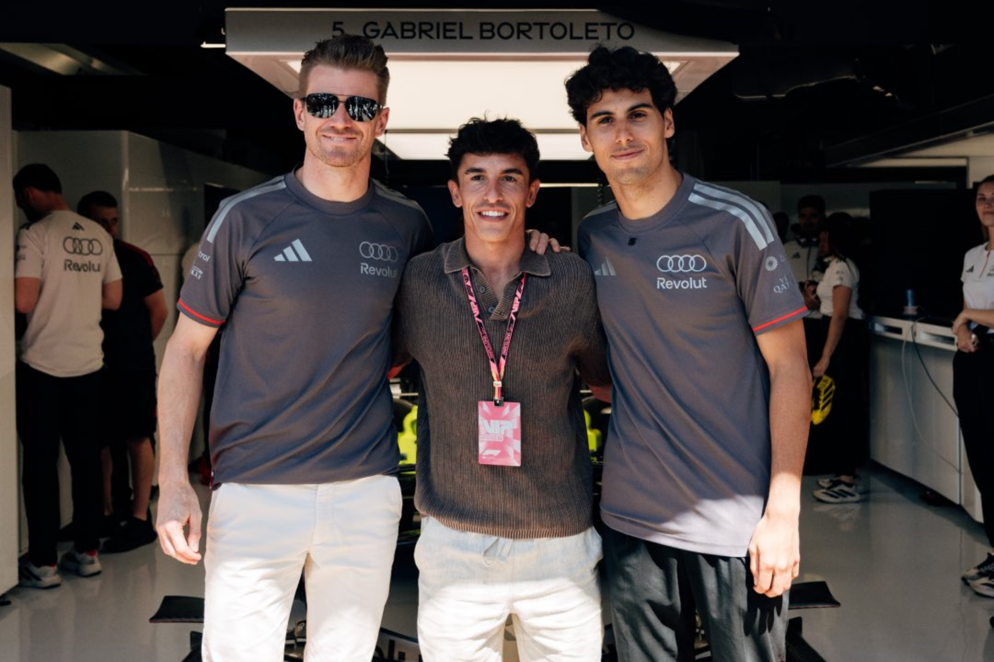 Marc Márquez posa con la dupla de Audi, Nico Hulkenberg y Gabriel Bortoleto. AUDI F1