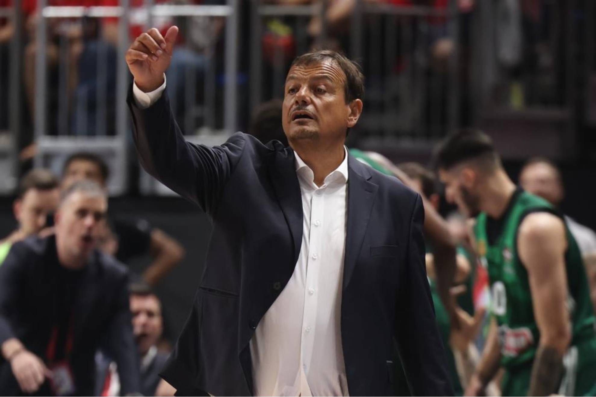 Ergin Ataman da instrucciones durante un partido de la Final Four. EFE