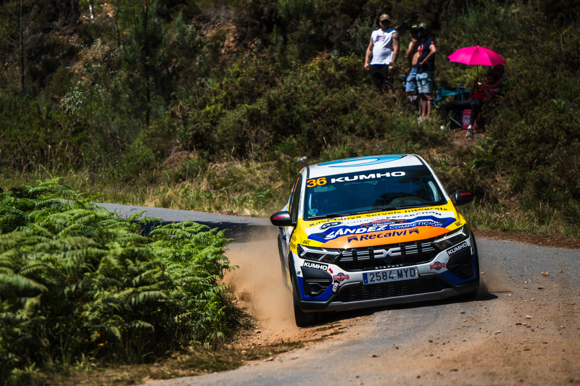 Kilian Santana debutando con el Dacia en los tramos gallegos. SHAKEDOWN MEDIA / DANNY GARCÍA