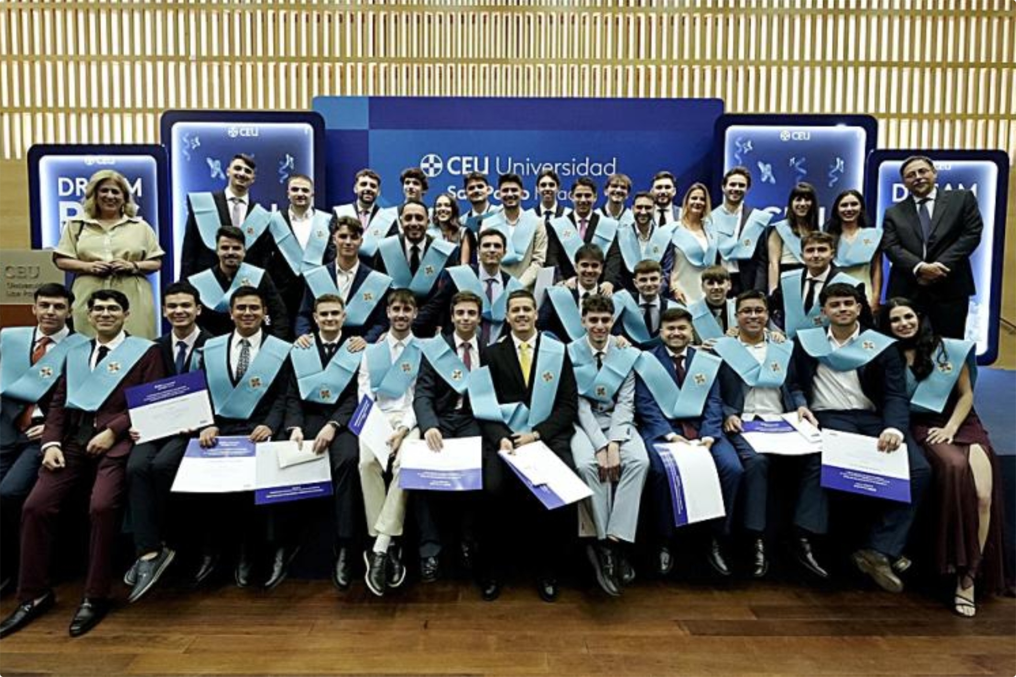 Los alumnos del Master MARCA, en la foto de familia tras la graduación en el CEU San Pablo.