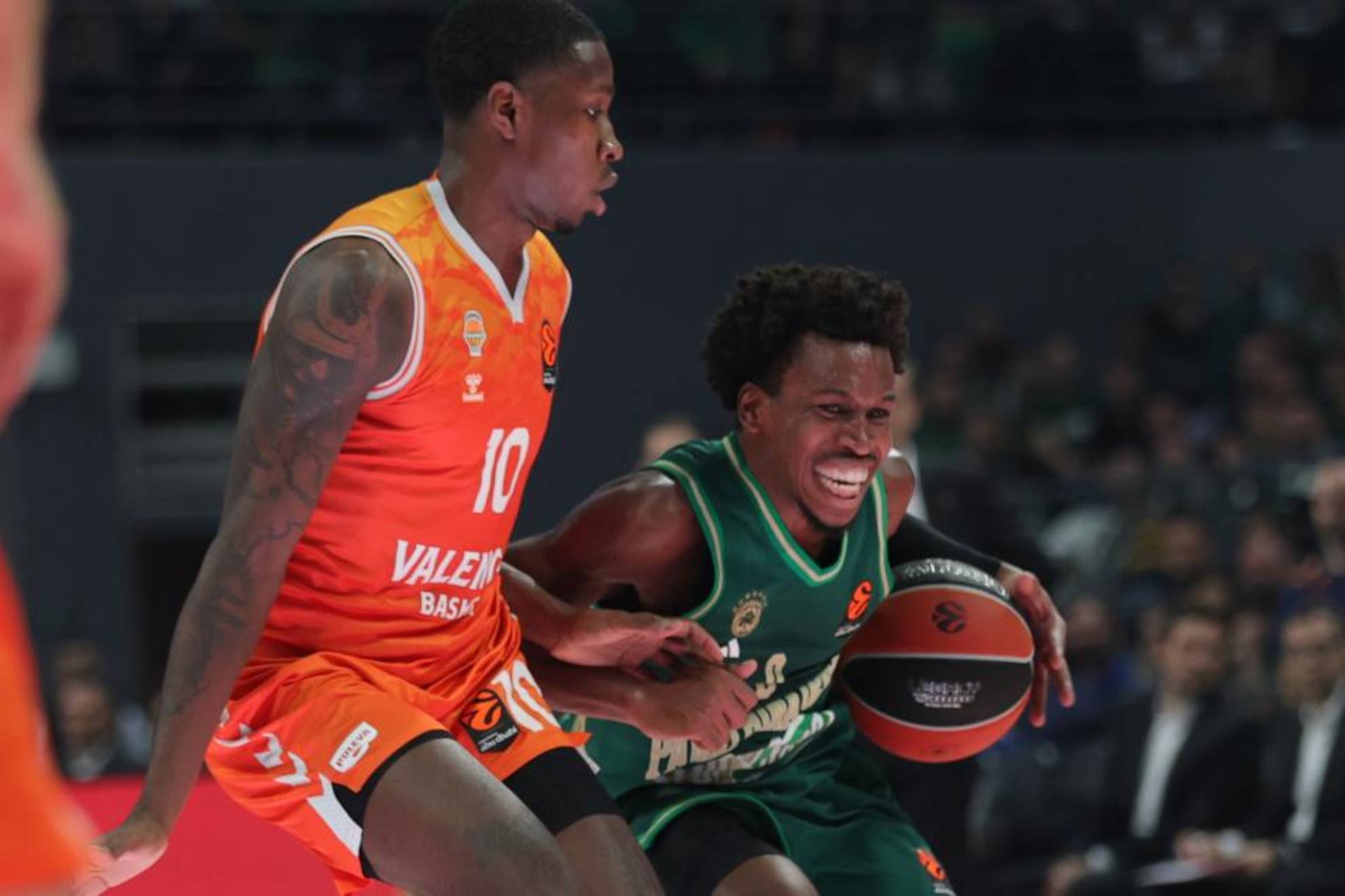 TJ Shorts dirige un ataque del Panathinaikos ante la defensa de Omari Moore. EFE
